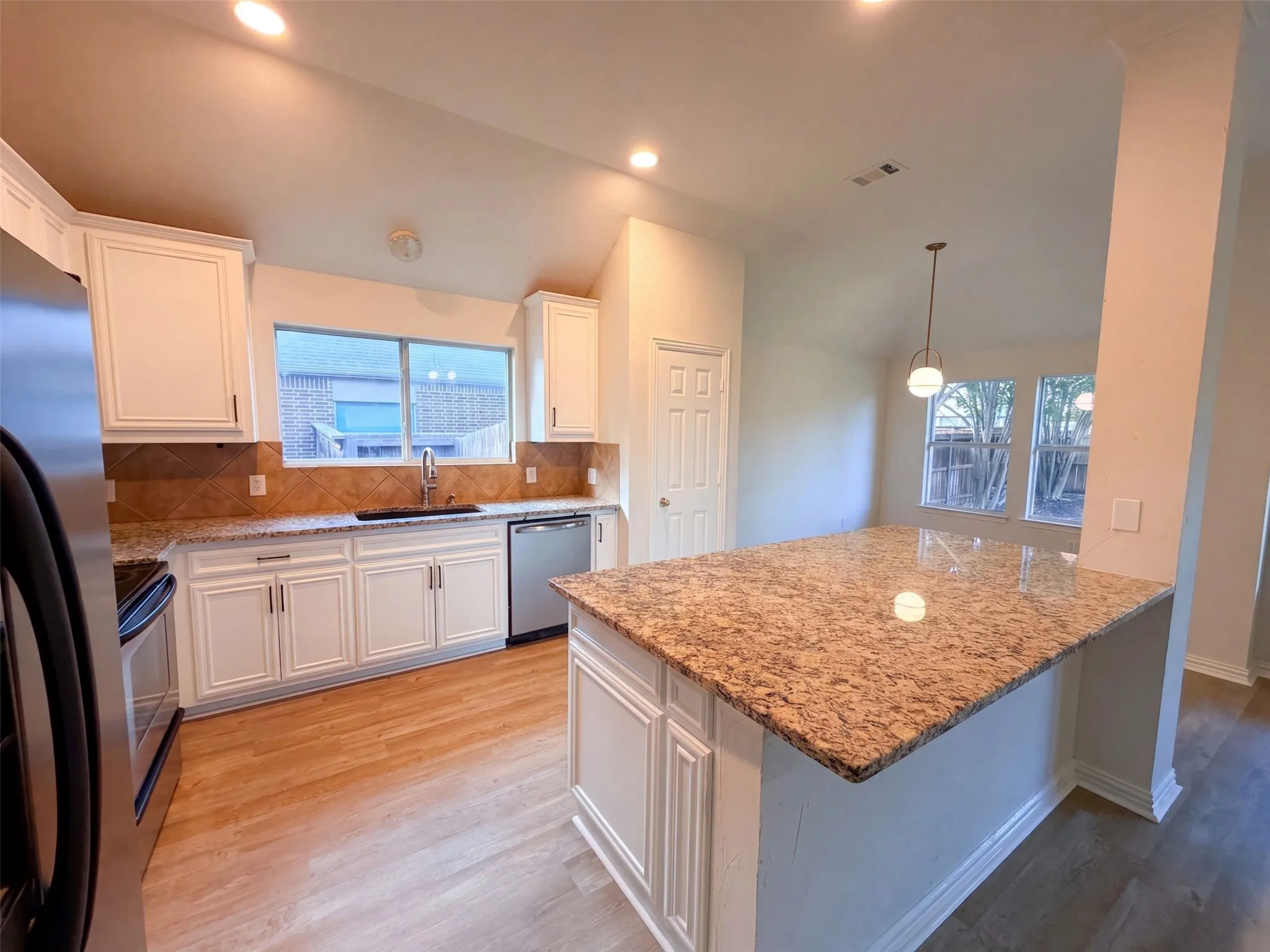 Single Family Residence For Sale in Kaufman County , 1009 Spinnaker Drive, Forney, Texas 75126, 3 Bedroom, 2 Bathroom, 2 Garage spaces, 2,243 Sqft, built in 2004, mls#21382221, Real Estate Agent in Forney, Homes For Sale in Kaufman county, Homes For Sale in Forney, Realtor in Forney Texas, Real Estate Brokerage Independent Realty Texas, Luminita Cordes Realtor