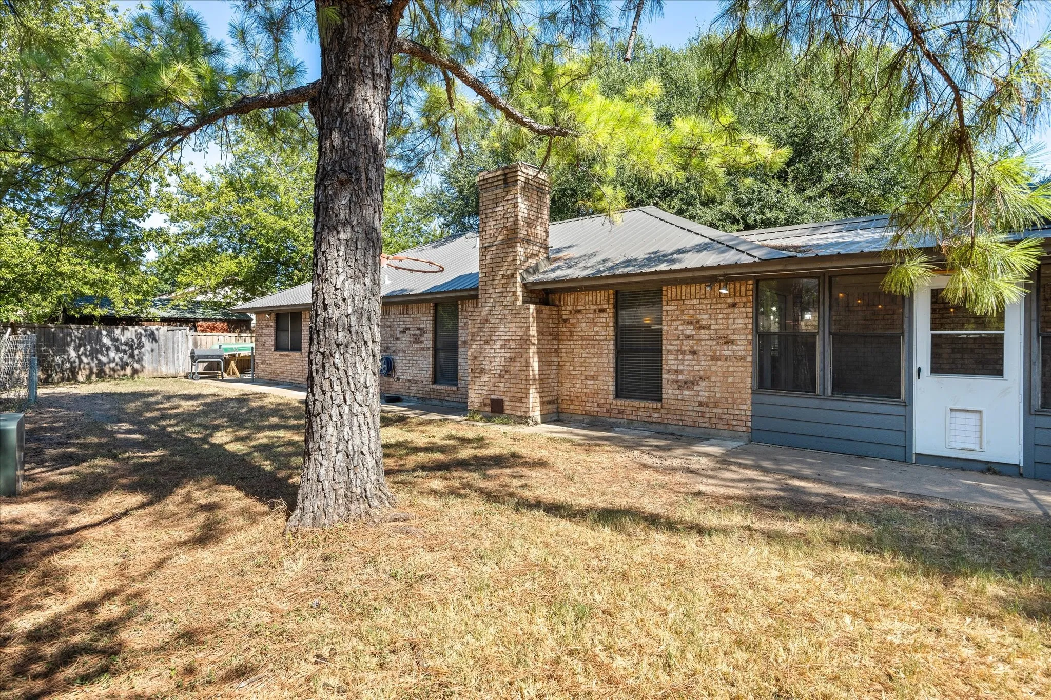 Single Family Residence For Sale in Somervell County , 111 Wheeler Street, Glen Rose, Texas 76043, 3 Bedroom, 2 Bathroom, 2 Garage spaces, 1,410 Sqft, built in 1985, mls#21382225, Real Estate Agent in Glen Rose, Homes For Sale in Somervell county, Homes For Sale in Glen Rose, Realtor in Glen Rose Texas, Real Estate Brokerage Independent Realty Texas, Luminita Cordes Realtor