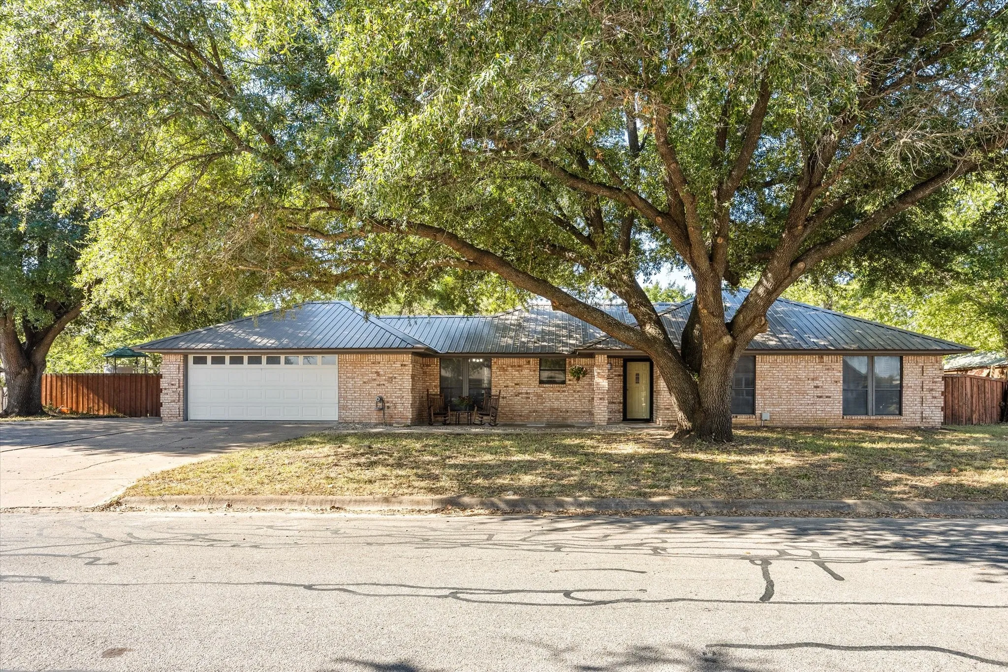 Single Family Residence For Sale in Somervell County , 111 Wheeler Street, Glen Rose, Texas 76043, 3 Bedroom, 2 Bathroom, 2 Garage spaces, 1,410 Sqft, built in 1985, mls#21382225, Real Estate Agent in Glen Rose, Homes For Sale in Somervell county, Homes For Sale in Glen Rose, Realtor in Glen Rose Texas, Real Estate Brokerage Independent Realty Texas, Luminita Cordes Realtor