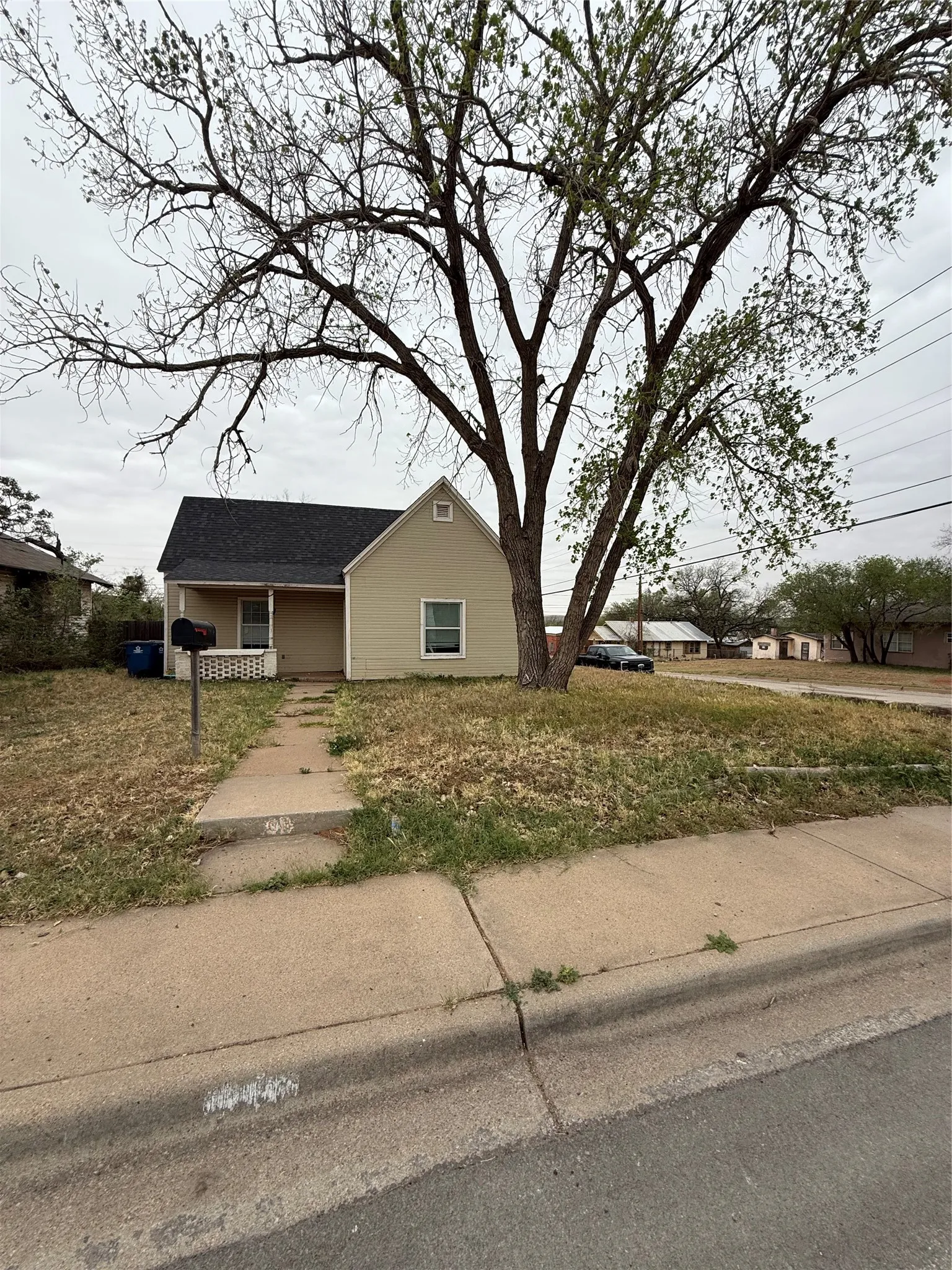 Single Family Residence For Rent in Nolan County , 911 Elm Street, Sweetwater, Texas 79556, 2 Bedroom, 2 Bathroom, Garage spaces, 1,176 Sqft, built in 0, mls#21382237, Real Estate Agent in Sweetwater, Homes For Rent in Nolan county, Homes For Rent in Sweetwater, Realtor in Sweetwater Texas, Real Estate Brokerage Independent Realty Texas, Luminita Cordes Realtor