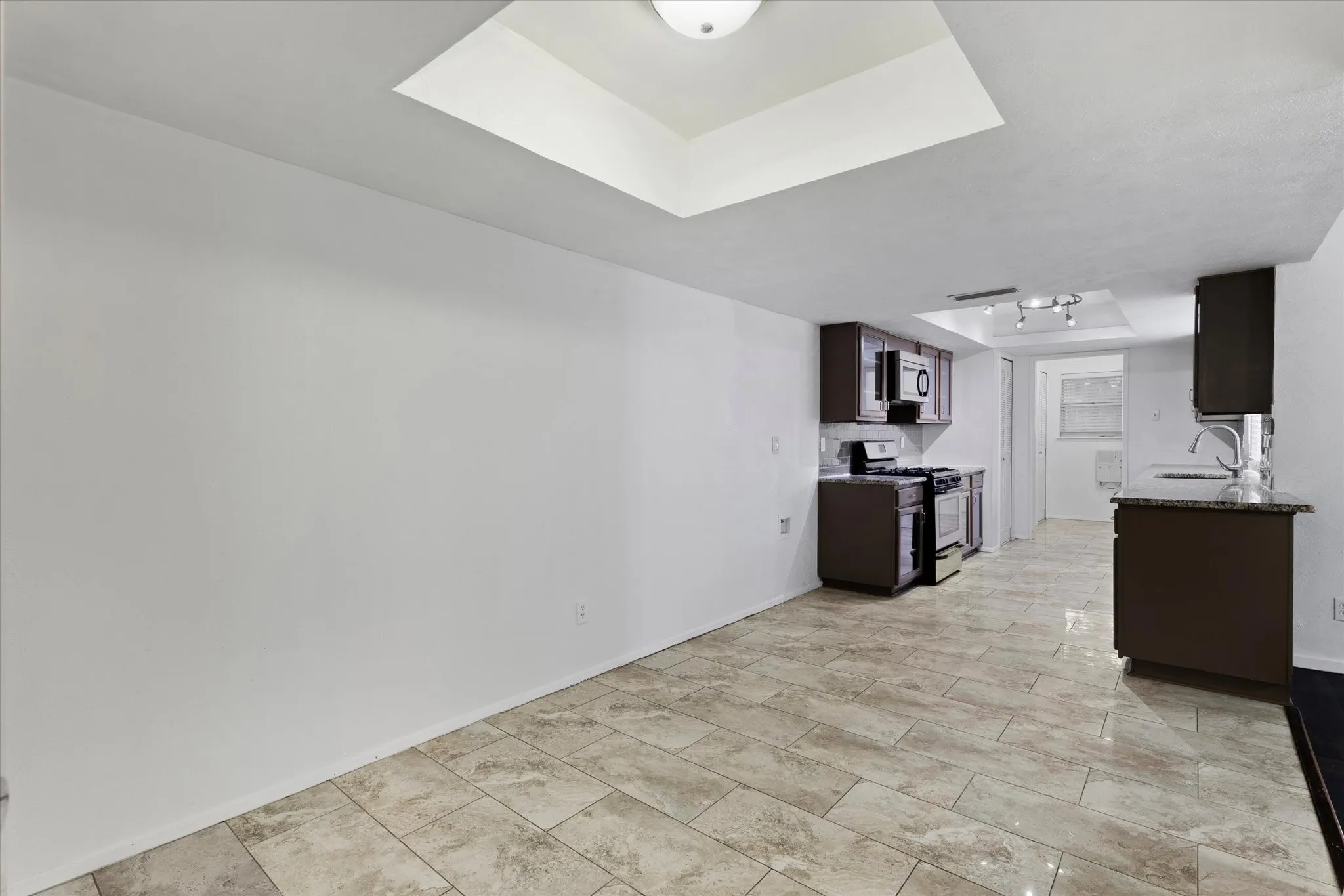 Single Family Residence For Rent in Denton County , 1831 Chamberlain Drive, Carrollton, Texas 75007, 4 Bedroom, 2 Bathroom, 2 Garage spaces, 2,111 Sqft, built in 1974, mls#21381475, Real Estate Agent in Carrollton, Homes For Rent in Denton county, Homes For Rent in Carrollton, Realtor in Carrollton Texas, Real Estate Brokerage Independent Realty Texas, Luminita Cordes Realtor