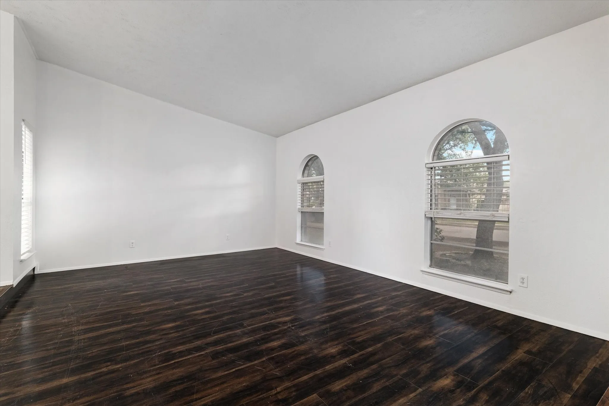 Single Family Residence For Rent in Denton County , 1831 Chamberlain Drive, Carrollton, Texas 75007, 4 Bedroom, 2 Bathroom, 2 Garage spaces, 2,111 Sqft, built in 1974, mls#21381475, Real Estate Agent in Carrollton, Homes For Rent in Denton county, Homes For Rent in Carrollton, Realtor in Carrollton Texas, Real Estate Brokerage Independent Realty Texas, Luminita Cordes Realtor