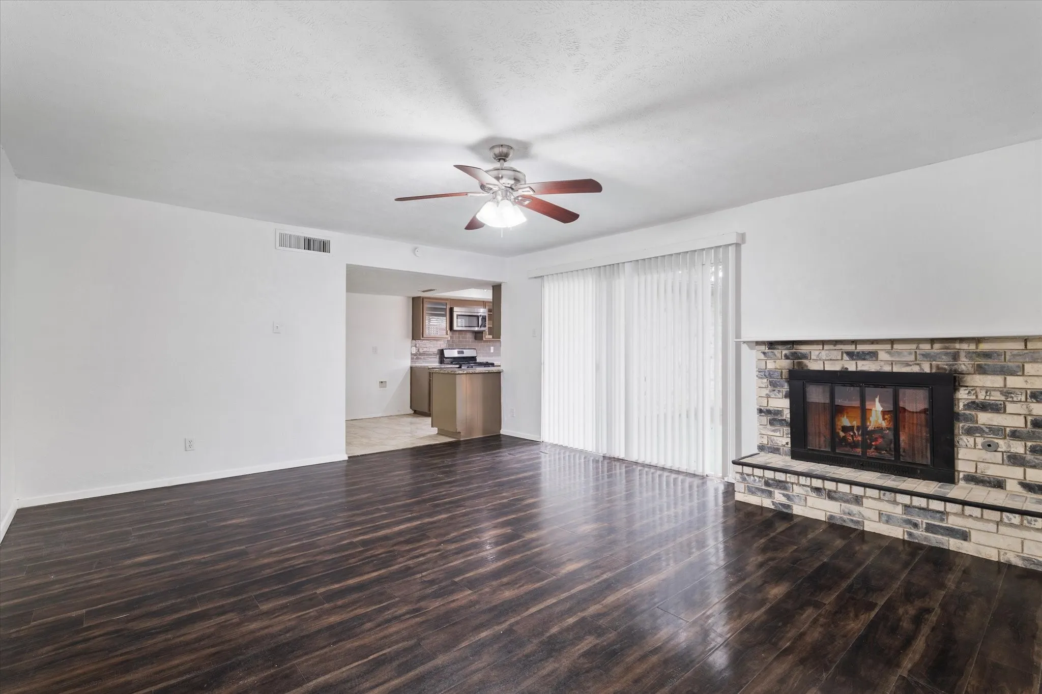 Single Family Residence For Rent in Denton County , 1831 Chamberlain Drive, Carrollton, Texas 75007, 4 Bedroom, 2 Bathroom, 2 Garage spaces, 2,111 Sqft, built in 1974, mls#21381475, Real Estate Agent in Carrollton, Homes For Rent in Denton county, Homes For Rent in Carrollton, Realtor in Carrollton Texas, Real Estate Brokerage Independent Realty Texas, Luminita Cordes Realtor