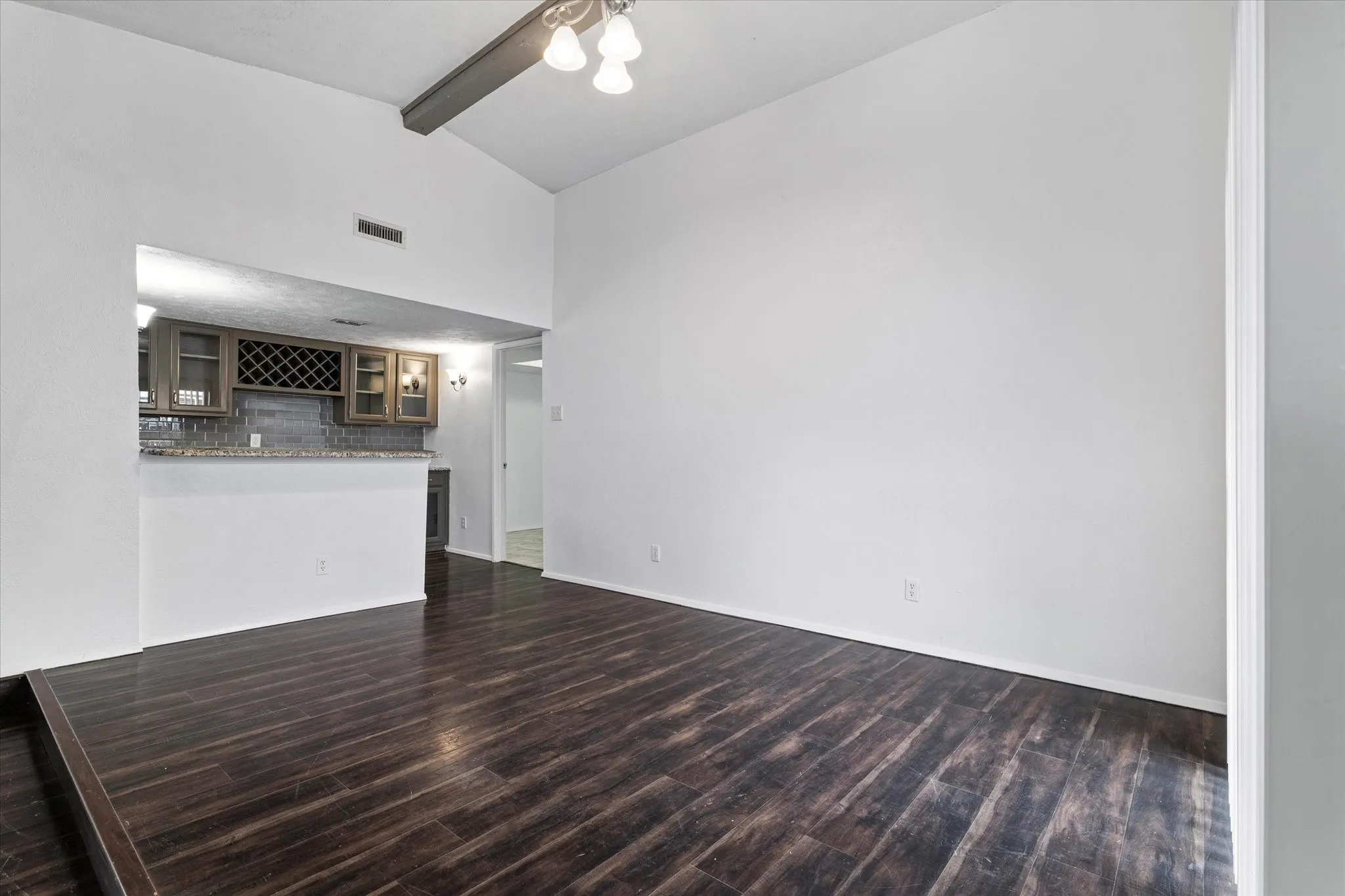 Single Family Residence For Rent in Denton County , 1831 Chamberlain Drive, Carrollton, Texas 75007, 4 Bedroom, 2 Bathroom, 2 Garage spaces, 2,111 Sqft, built in 1974, mls#21381475, Real Estate Agent in Carrollton, Homes For Rent in Denton county, Homes For Rent in Carrollton, Realtor in Carrollton Texas, Real Estate Brokerage Independent Realty Texas, Luminita Cordes Realtor