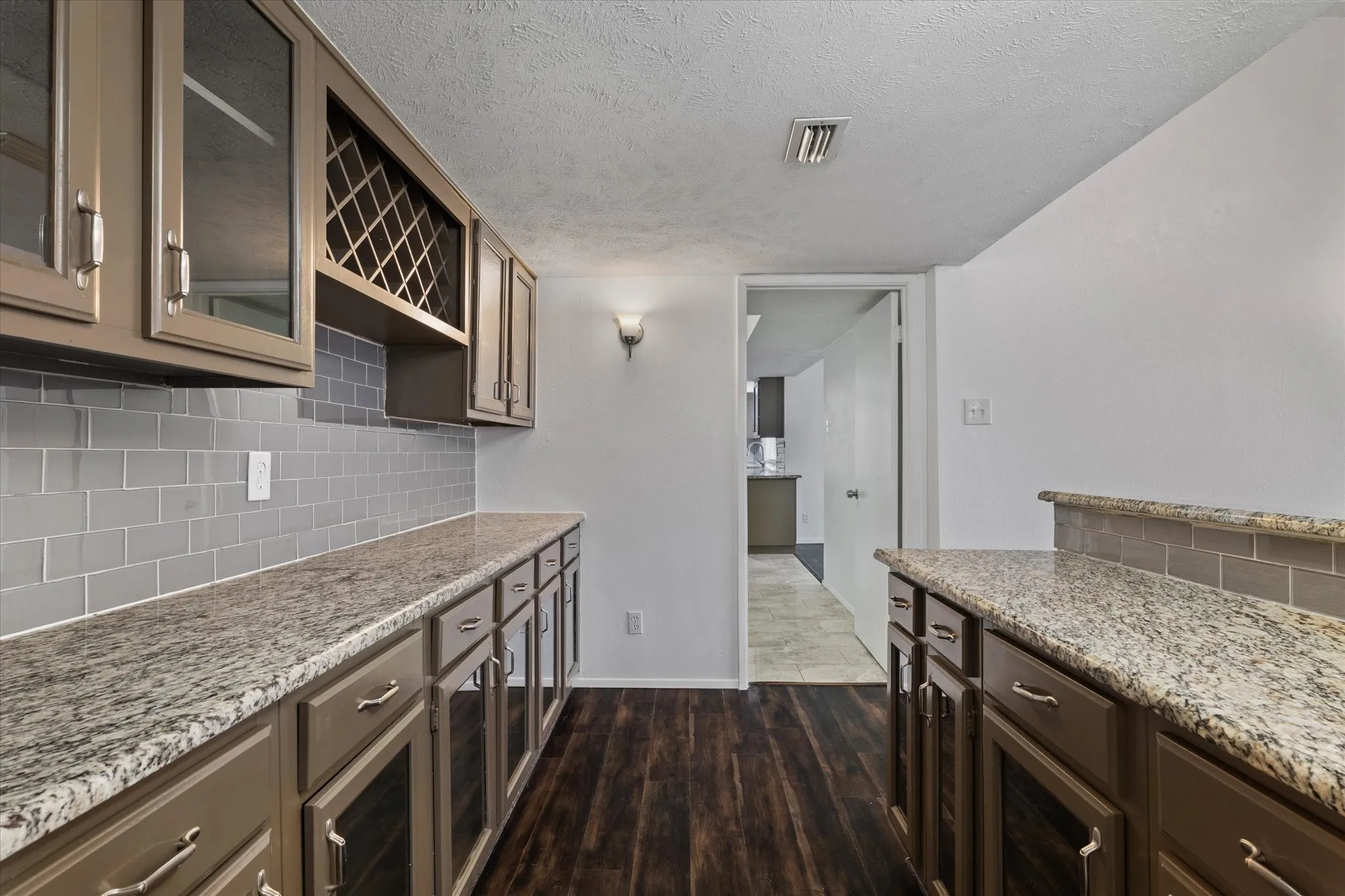 Single Family Residence For Rent in Denton County , 1831 Chamberlain Drive, Carrollton, Texas 75007, 4 Bedroom, 2 Bathroom, 2 Garage spaces, 2,111 Sqft, built in 1974, mls#21381475, Real Estate Agent in Carrollton, Homes For Rent in Denton county, Homes For Rent in Carrollton, Realtor in Carrollton Texas, Real Estate Brokerage Independent Realty Texas, Luminita Cordes Realtor