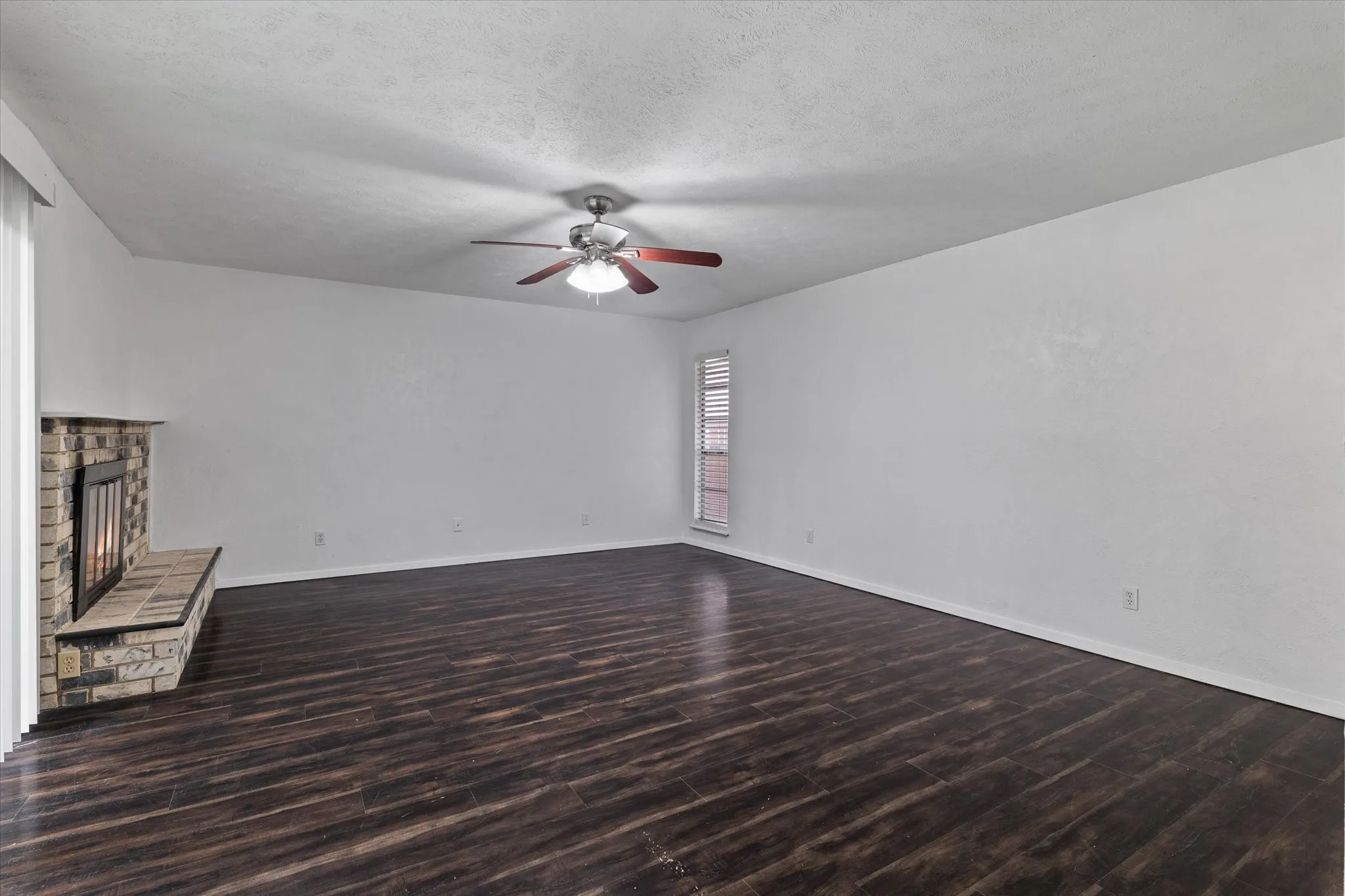 Single Family Residence For Rent in Denton County , 1831 Chamberlain Drive, Carrollton, Texas 75007, 4 Bedroom, 2 Bathroom, 2 Garage spaces, 2,111 Sqft, built in 1974, mls#21381475, Real Estate Agent in Carrollton, Homes For Rent in Denton county, Homes For Rent in Carrollton, Realtor in Carrollton Texas, Real Estate Brokerage Independent Realty Texas, Luminita Cordes Realtor