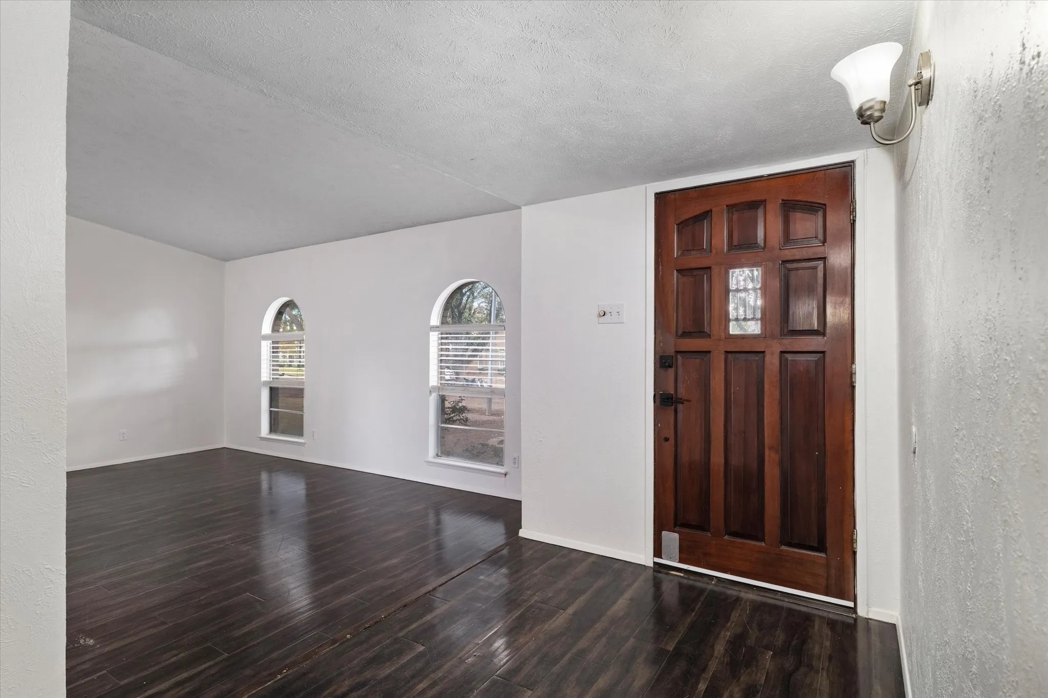 Single Family Residence For Rent in Denton County , 1831 Chamberlain Drive, Carrollton, Texas 75007, 4 Bedroom, 2 Bathroom, 2 Garage spaces, 2,111 Sqft, built in 1974, mls#21381475, Real Estate Agent in Carrollton, Homes For Rent in Denton county, Homes For Rent in Carrollton, Realtor in Carrollton Texas, Real Estate Brokerage Independent Realty Texas, Luminita Cordes Realtor
