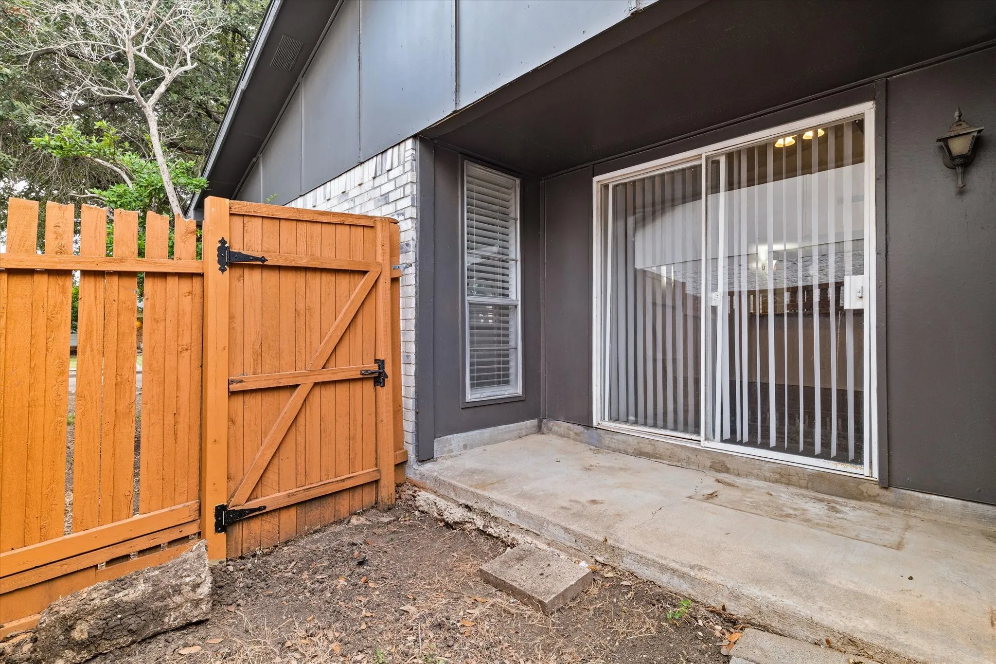 Single Family Residence For Rent in Denton County , 1831 Chamberlain Drive, Carrollton, Texas 75007, 4 Bedroom, 2 Bathroom, 2 Garage spaces, 2,111 Sqft, built in 1974, mls#21381475, Real Estate Agent in Carrollton, Homes For Rent in Denton county, Homes For Rent in Carrollton, Realtor in Carrollton Texas, Real Estate Brokerage Independent Realty Texas, Luminita Cordes Realtor