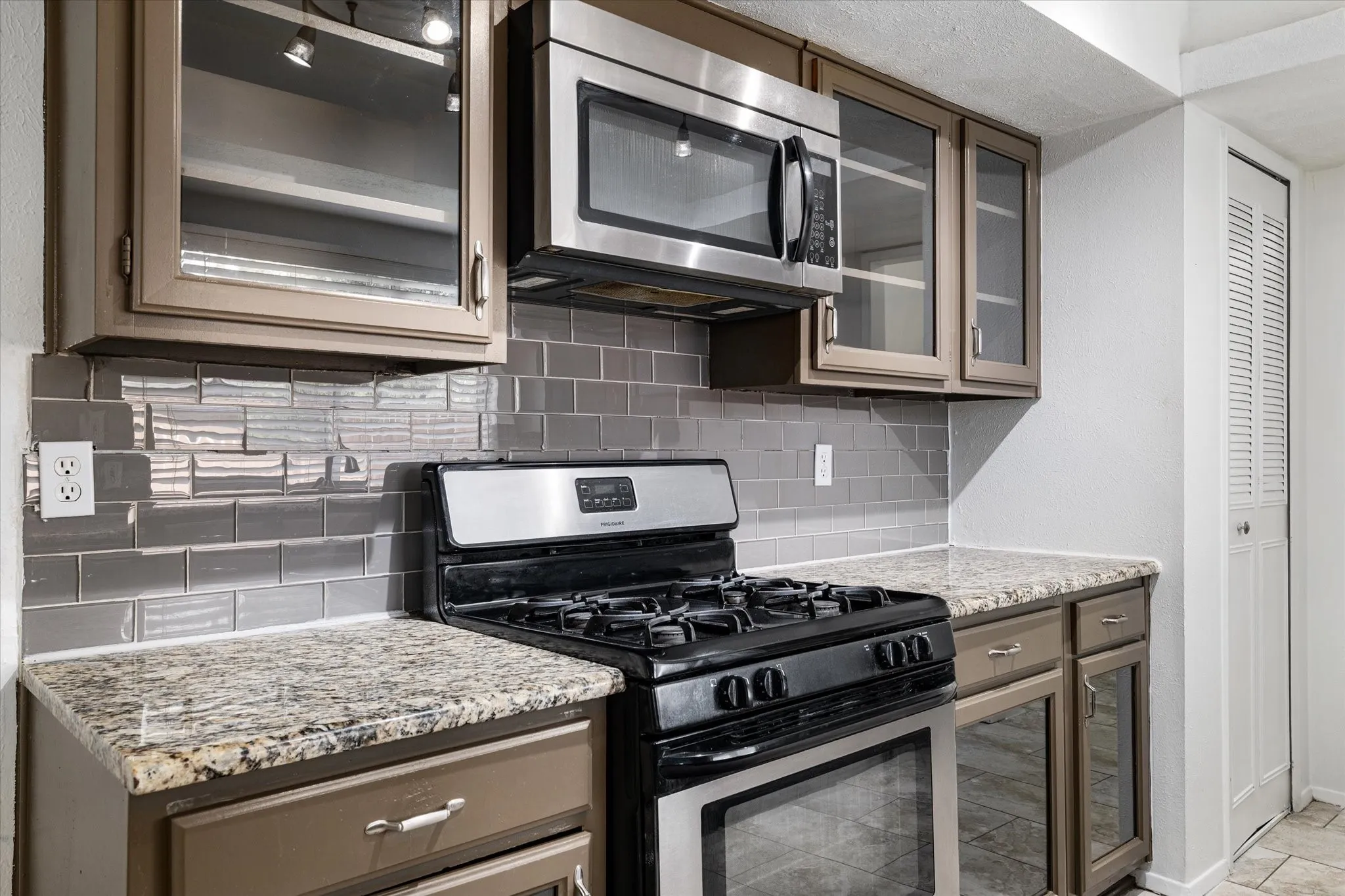 Single Family Residence For Rent in Denton County , 1831 Chamberlain Drive, Carrollton, Texas 75007, 4 Bedroom, 2 Bathroom, 2 Garage spaces, 2,111 Sqft, built in 1974, mls#21381475, Real Estate Agent in Carrollton, Homes For Rent in Denton county, Homes For Rent in Carrollton, Realtor in Carrollton Texas, Real Estate Brokerage Independent Realty Texas, Luminita Cordes Realtor
