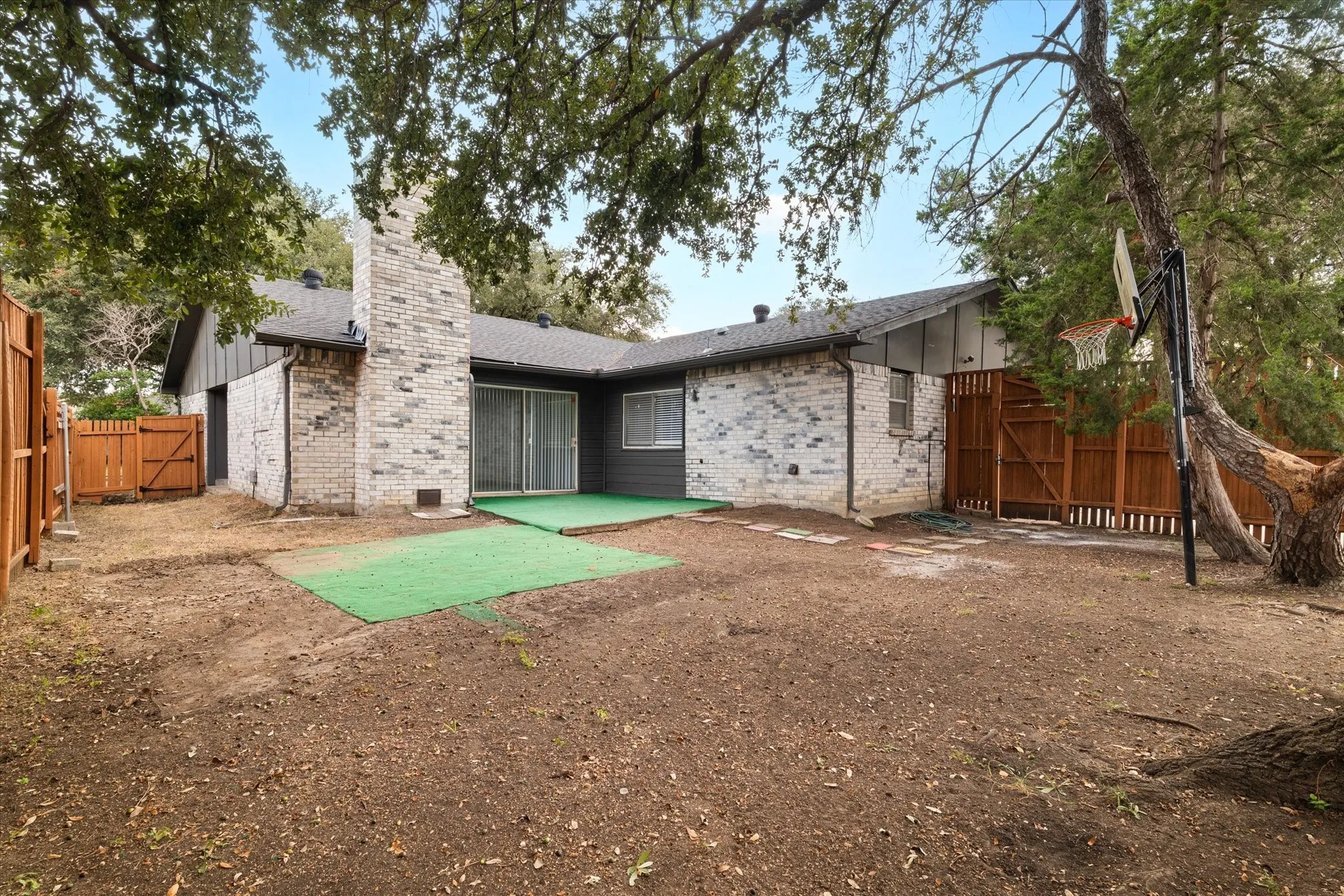 Single Family Residence For Rent in Denton County , 1831 Chamberlain Drive, Carrollton, Texas 75007, 4 Bedroom, 2 Bathroom, 2 Garage spaces, 2,111 Sqft, built in 1974, mls#21381475, Real Estate Agent in Carrollton, Homes For Rent in Denton county, Homes For Rent in Carrollton, Realtor in Carrollton Texas, Real Estate Brokerage Independent Realty Texas, Luminita Cordes Realtor