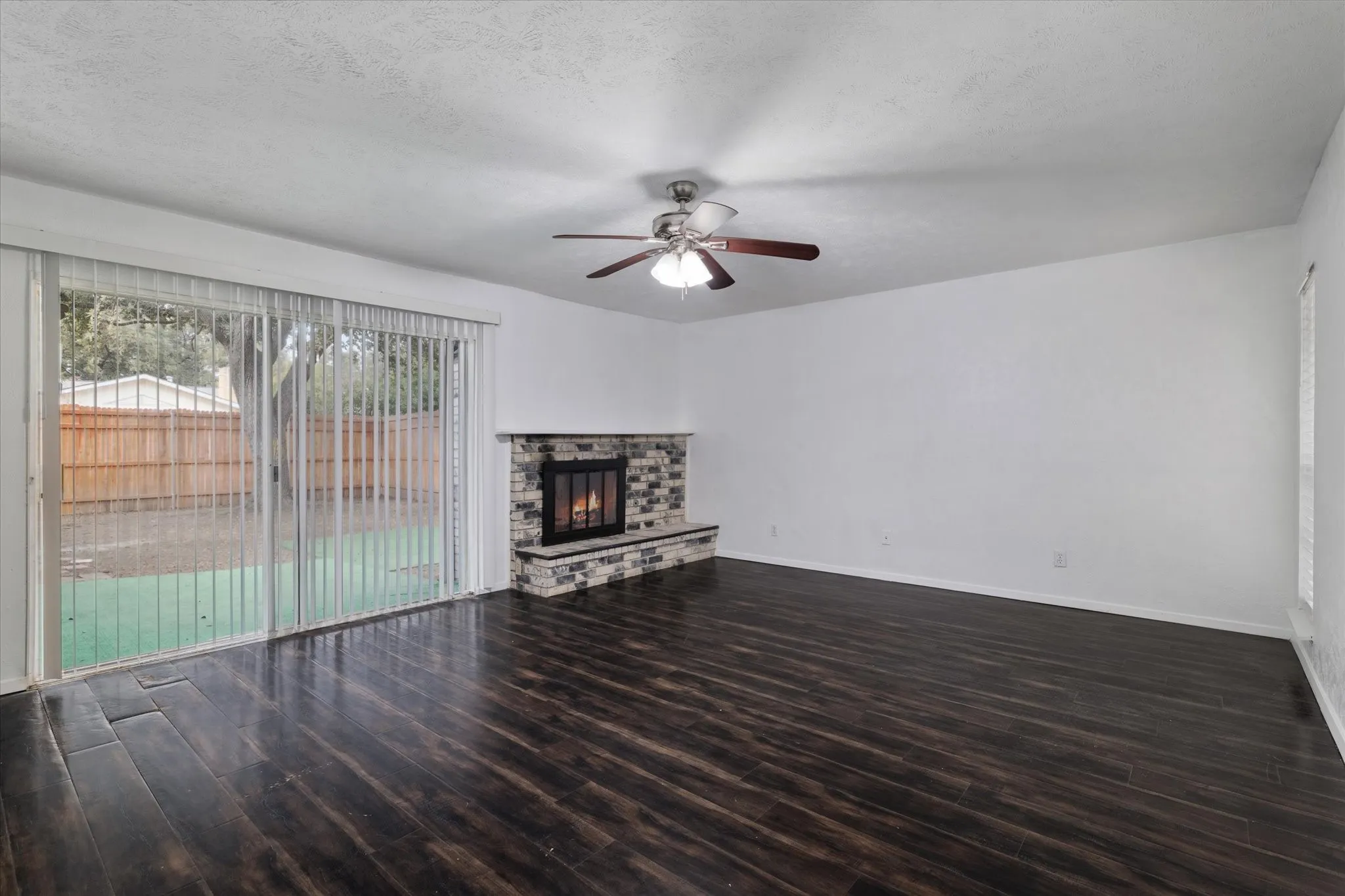 Single Family Residence For Rent in Denton County , 1831 Chamberlain Drive, Carrollton, Texas 75007, 4 Bedroom, 2 Bathroom, 2 Garage spaces, 2,111 Sqft, built in 1974, mls#21381475, Real Estate Agent in Carrollton, Homes For Rent in Denton county, Homes For Rent in Carrollton, Realtor in Carrollton Texas, Real Estate Brokerage Independent Realty Texas, Luminita Cordes Realtor