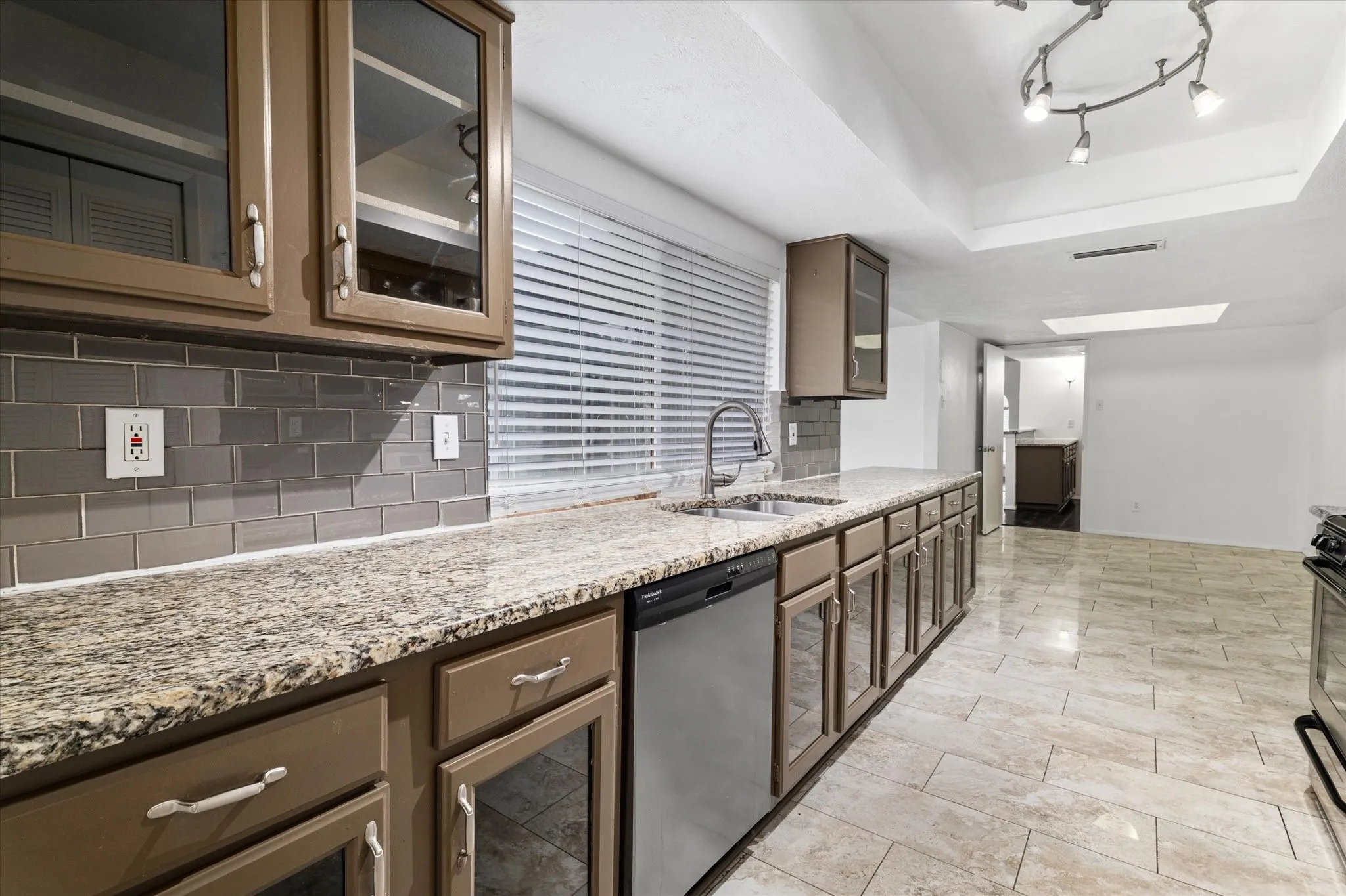 Single Family Residence For Rent in Denton County , 1831 Chamberlain Drive, Carrollton, Texas 75007, 4 Bedroom, 2 Bathroom, 2 Garage spaces, 2,111 Sqft, built in 1974, mls#21381475, Real Estate Agent in Carrollton, Homes For Rent in Denton county, Homes For Rent in Carrollton, Realtor in Carrollton Texas, Real Estate Brokerage Independent Realty Texas, Luminita Cordes Realtor