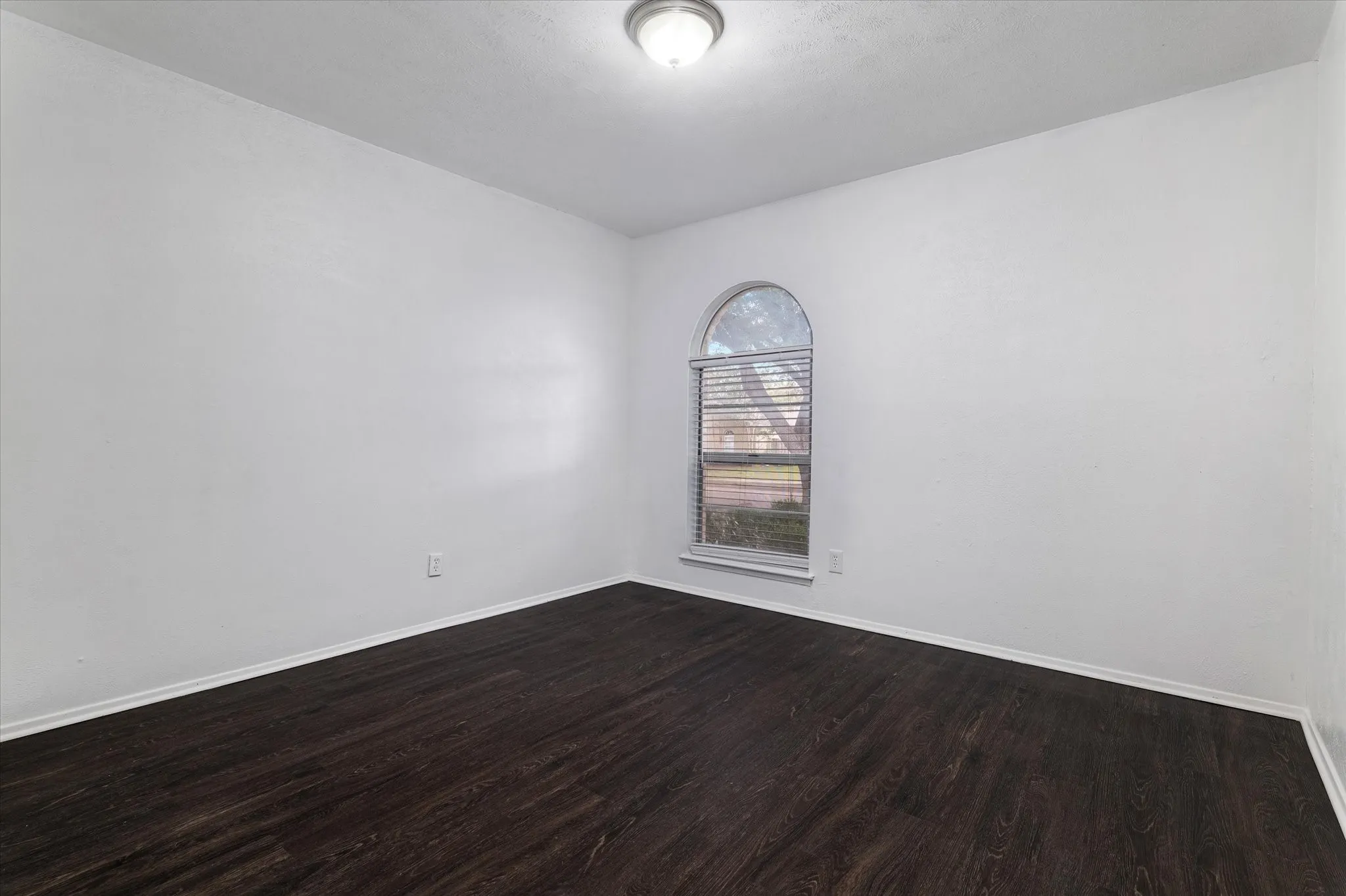 Single Family Residence For Rent in Denton County , 1831 Chamberlain Drive, Carrollton, Texas 75007, 4 Bedroom, 2 Bathroom, 2 Garage spaces, 2,111 Sqft, built in 1974, mls#21381475, Real Estate Agent in Carrollton, Homes For Rent in Denton county, Homes For Rent in Carrollton, Realtor in Carrollton Texas, Real Estate Brokerage Independent Realty Texas, Luminita Cordes Realtor