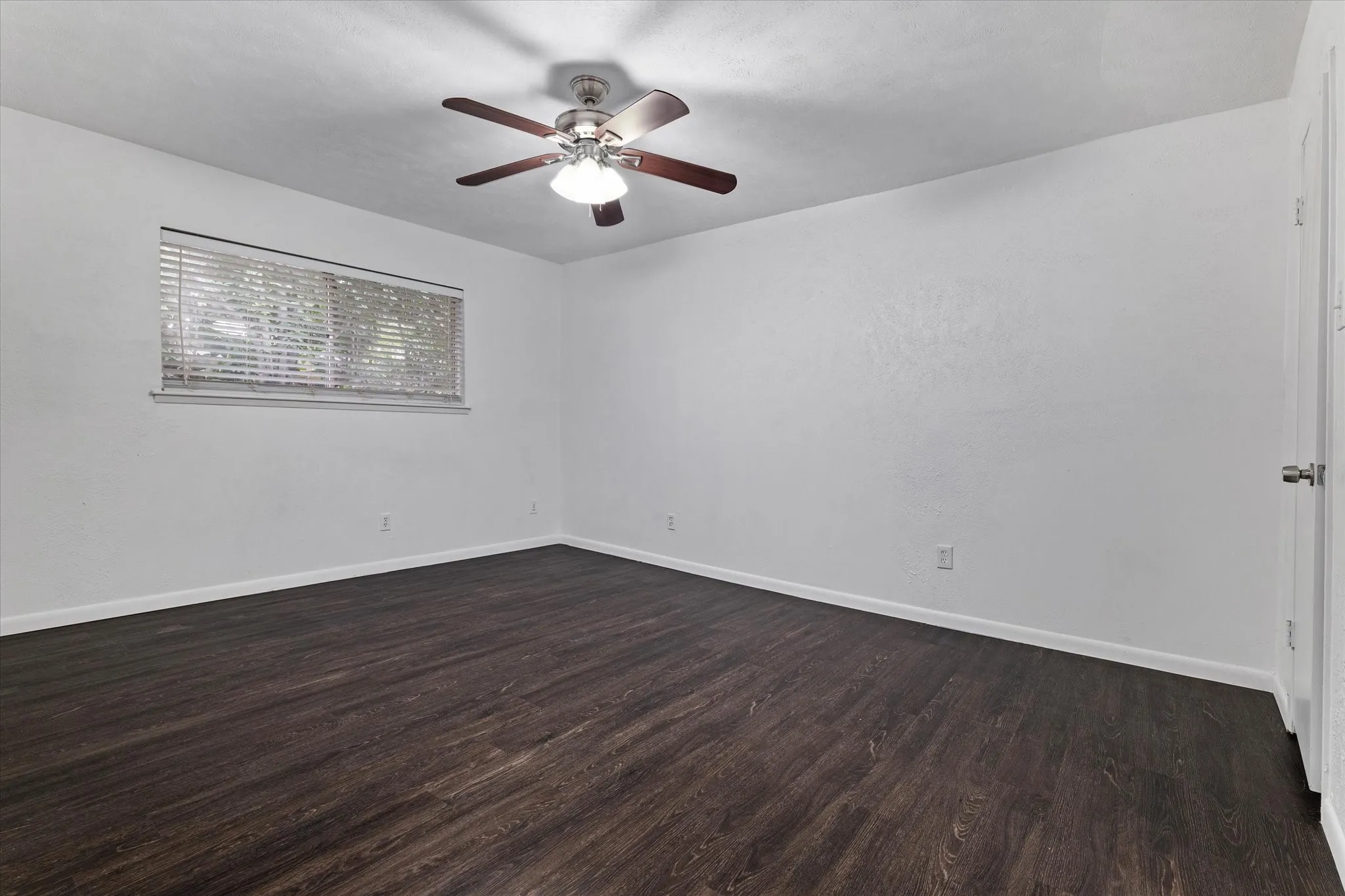 Single Family Residence For Rent in Denton County , 1831 Chamberlain Drive, Carrollton, Texas 75007, 4 Bedroom, 2 Bathroom, 2 Garage spaces, 2,111 Sqft, built in 1974, mls#21381475, Real Estate Agent in Carrollton, Homes For Rent in Denton county, Homes For Rent in Carrollton, Realtor in Carrollton Texas, Real Estate Brokerage Independent Realty Texas, Luminita Cordes Realtor