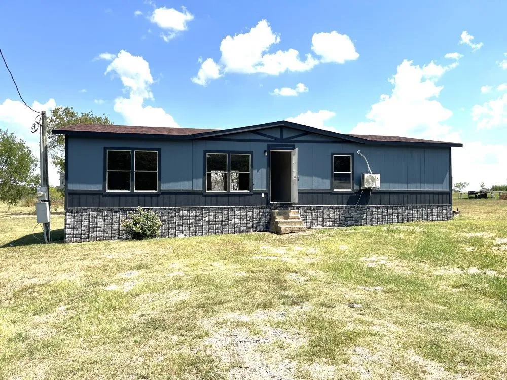 Manufactured Home For Sale in Van Zandt County , 611 E Broadmore Avenue, Wills Point, Texas 75169, 3 Bedroom, 2 Bathroom, Garage spaces, 1,344 Sqft, built in 1983, mls#21382241, Real Estate Agent in Wills Point, Homes For Sale in Van Zandt county, Homes For Sale in Wills Point, Realtor in Wills Point Texas, Real Estate Brokerage Independent Realty Texas, Luminita Cordes Realtor