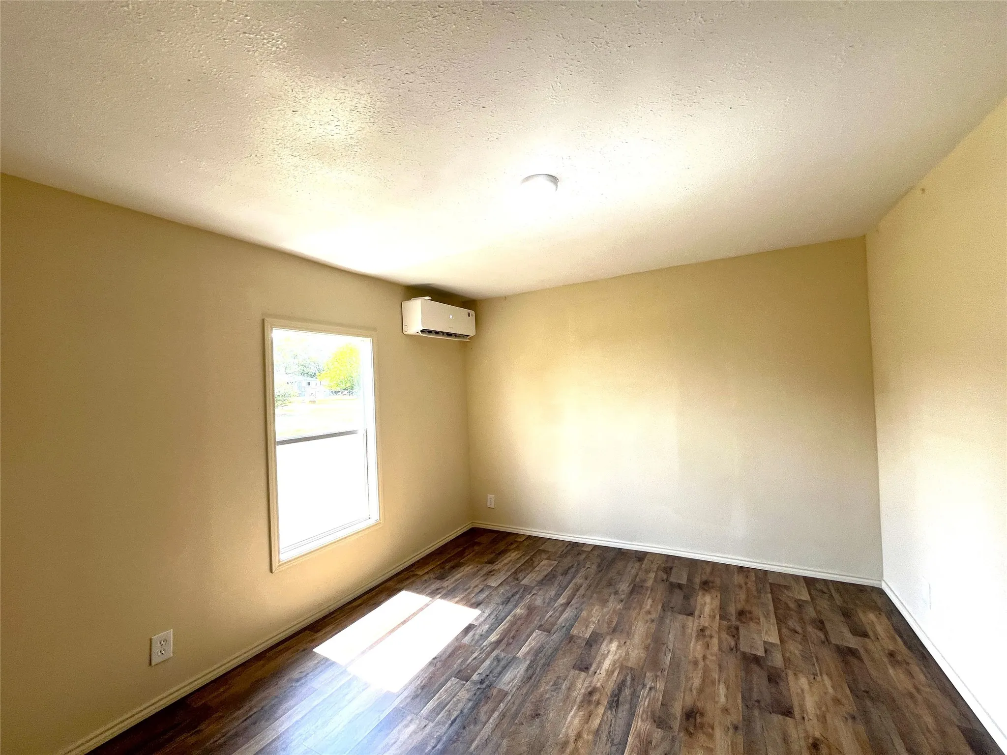 Manufactured Home For Sale in Van Zandt County , 611 E Broadmore Avenue, Wills Point, Texas 75169, 3 Bedroom, 2 Bathroom, Garage spaces, 1,344 Sqft, built in 1983, mls#21382241, Real Estate Agent in Wills Point, Homes For Sale in Van Zandt county, Homes For Sale in Wills Point, Realtor in Wills Point Texas, Real Estate Brokerage Independent Realty Texas, Luminita Cordes Realtor
