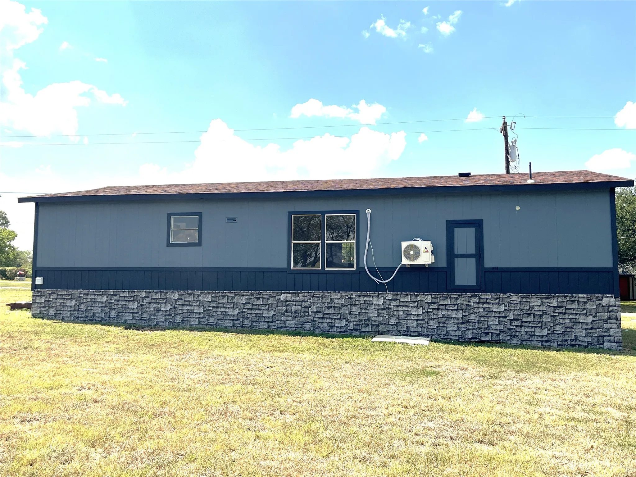 Manufactured Home For Sale in Van Zandt County , 611 E Broadmore Avenue, Wills Point, Texas 75169, 3 Bedroom, 2 Bathroom, Garage spaces, 1,344 Sqft, built in 1983, mls#21382241, Real Estate Agent in Wills Point, Homes For Sale in Van Zandt county, Homes For Sale in Wills Point, Realtor in Wills Point Texas, Real Estate Brokerage Independent Realty Texas, Luminita Cordes Realtor