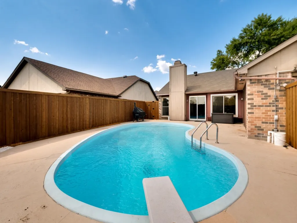 Single Family Residence For Sale in Denton County , 4505 Queen Circle, The Colony, Texas 75056, 3 Bedroom, 2 Bathroom, 2 Garage spaces, 1,590 Sqft, built in 1986, mls#21382244, Real Estate Agent in The Colony, Homes For Sale in Denton county, Homes For Sale in The Colony, Realtor in The Colony Texas, Real Estate Brokerage Independent Realty Texas, Luminita Cordes Realtor