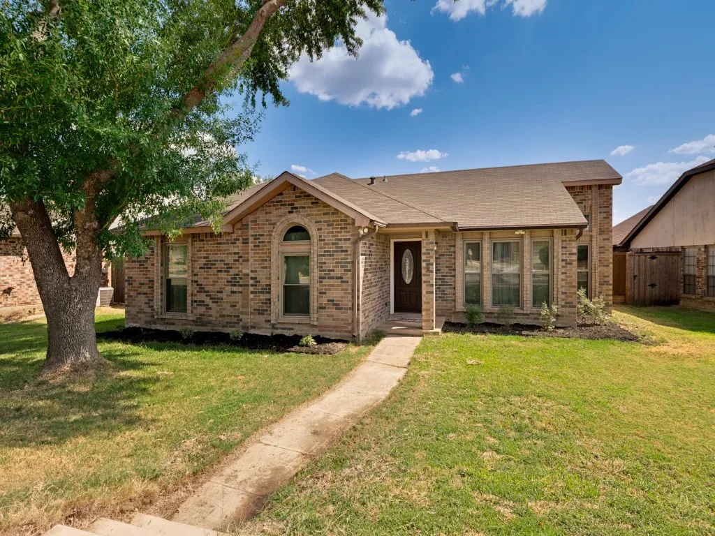 Single Family Residence For Sale in Denton County , 4505 Queen Circle, The Colony, Texas 75056, 3 Bedroom, 2 Bathroom, 2 Garage spaces, 1,590 Sqft, built in 1986, mls#21382244, Real Estate Agent in The Colony, Homes For Sale in Denton county, Homes For Sale in The Colony, Realtor in The Colony Texas, Real Estate Brokerage Independent Realty Texas, Luminita Cordes Realtor