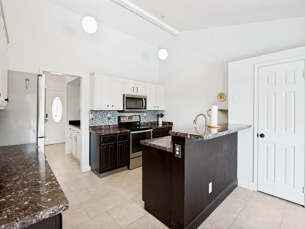 Single Family Residence For Sale in Denton County , 4505 Queen Circle, The Colony, Texas 75056, 3 Bedroom, 2 Bathroom, 2 Garage spaces, 1,590 Sqft, built in 1986, mls#21382244, Real Estate Agent in The Colony, Homes For Sale in Denton county, Homes For Sale in The Colony, Realtor in The Colony Texas, Real Estate Brokerage Independent Realty Texas, Luminita Cordes Realtor