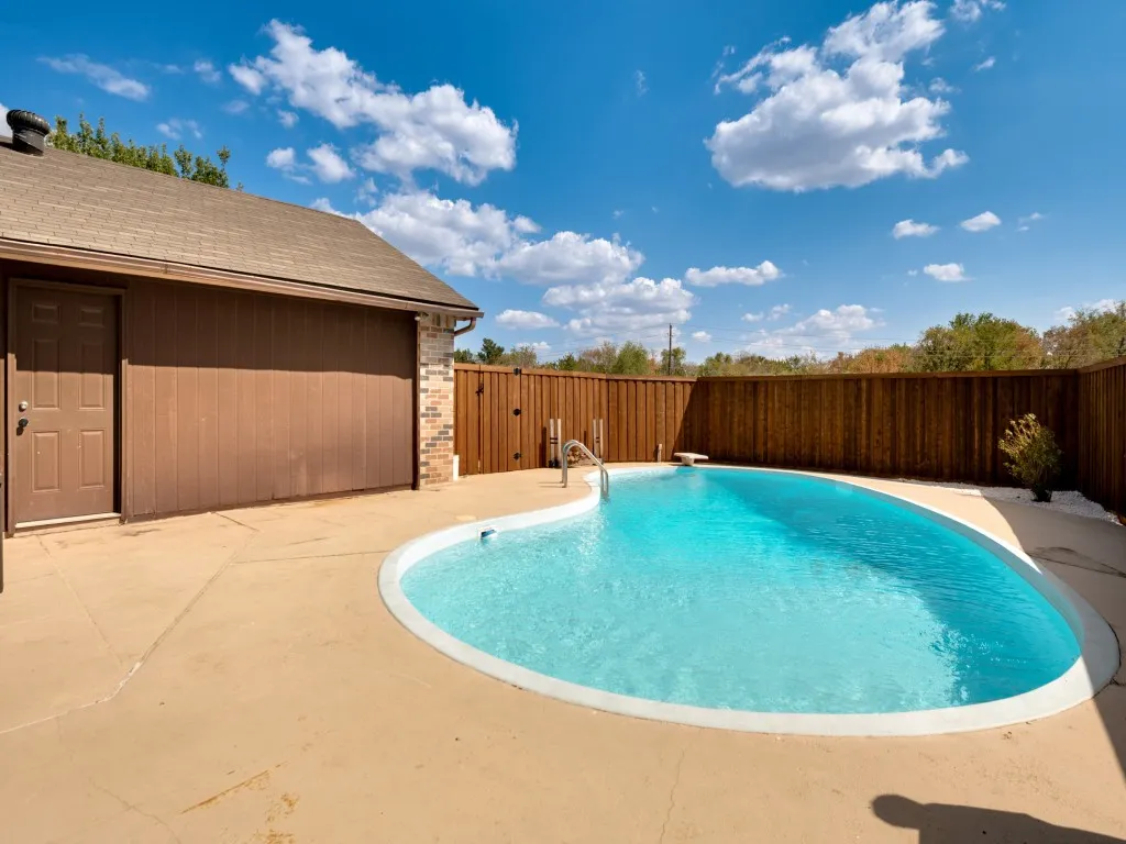 Single Family Residence For Sale in Denton County , 4505 Queen Circle, The Colony, Texas 75056, 3 Bedroom, 2 Bathroom, 2 Garage spaces, 1,590 Sqft, built in 1986, mls#21382244, Real Estate Agent in The Colony, Homes For Sale in Denton county, Homes For Sale in The Colony, Realtor in The Colony Texas, Real Estate Brokerage Independent Realty Texas, Luminita Cordes Realtor