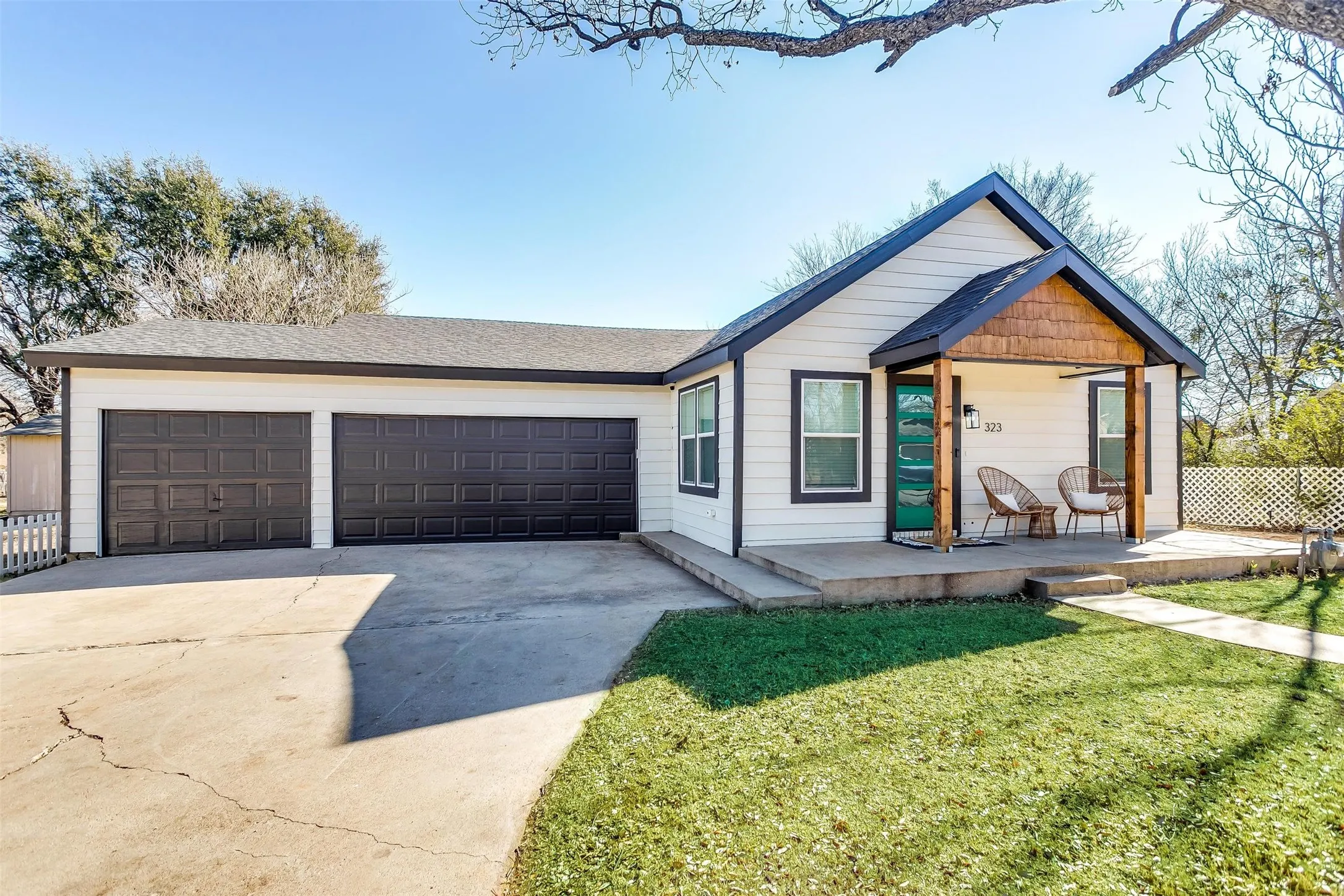 Single Family Residence For Sale in Hood County , 323 S Hannaford Street, Granbury, Texas 76048, 3 Bedroom, 2 Bathroom, 3 Garage spaces, 1,600 Sqft, built in 1953, mls#21382230, Real Estate Agent in Granbury, Homes For Sale in Hood county, Homes For Sale in Granbury, Realtor in Granbury Texas, Real Estate Brokerage Independent Realty Texas, Luminita Cordes Realtor