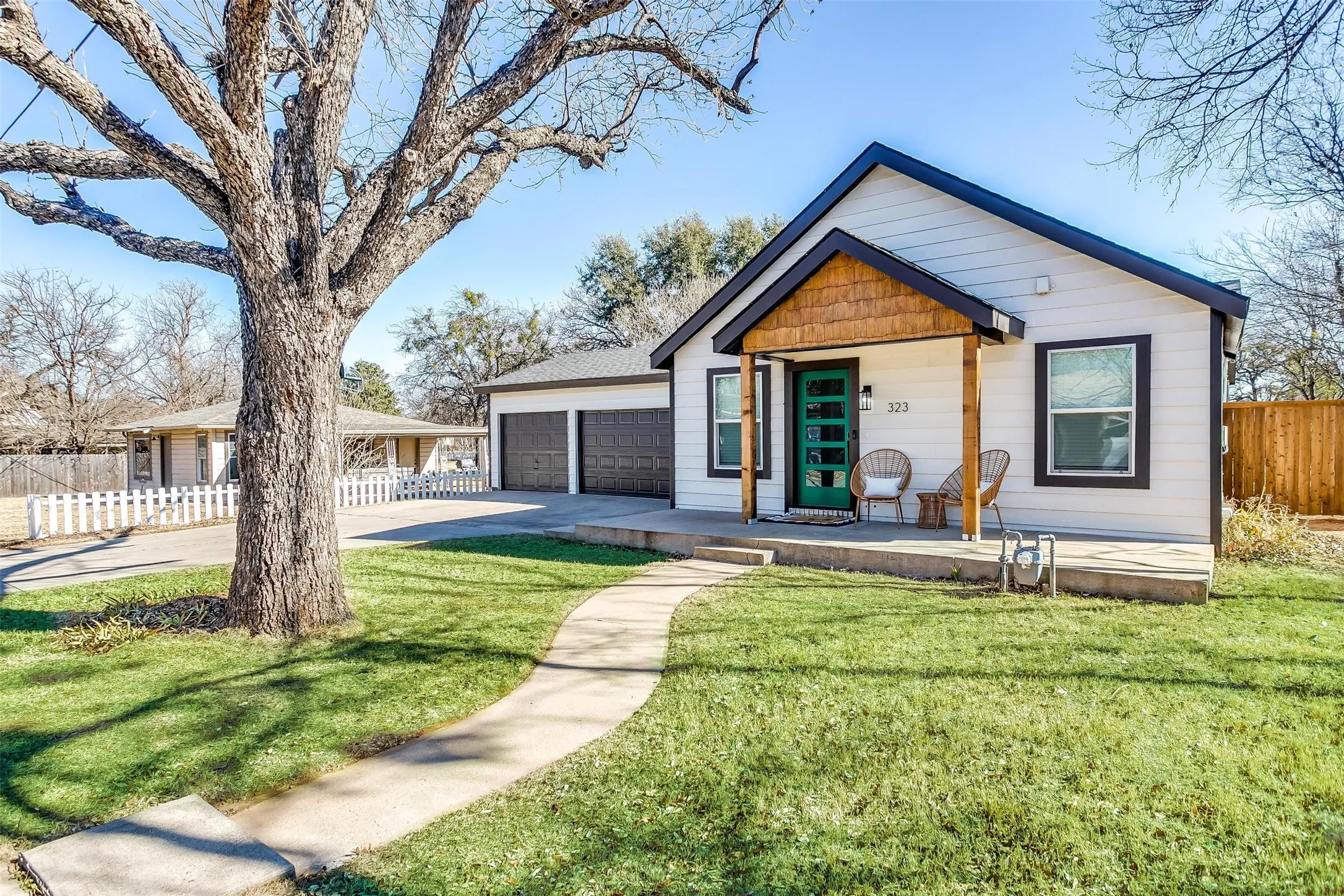 Single Family Residence For Sale in Hood County , 323 S Hannaford Street, Granbury, Texas 76048, 3 Bedroom, 2 Bathroom, 3 Garage spaces, 1,600 Sqft, built in 1953, mls#21382230, Real Estate Agent in Granbury, Homes For Sale in Hood county, Homes For Sale in Granbury, Realtor in Granbury Texas, Real Estate Brokerage Independent Realty Texas, Luminita Cordes Realtor