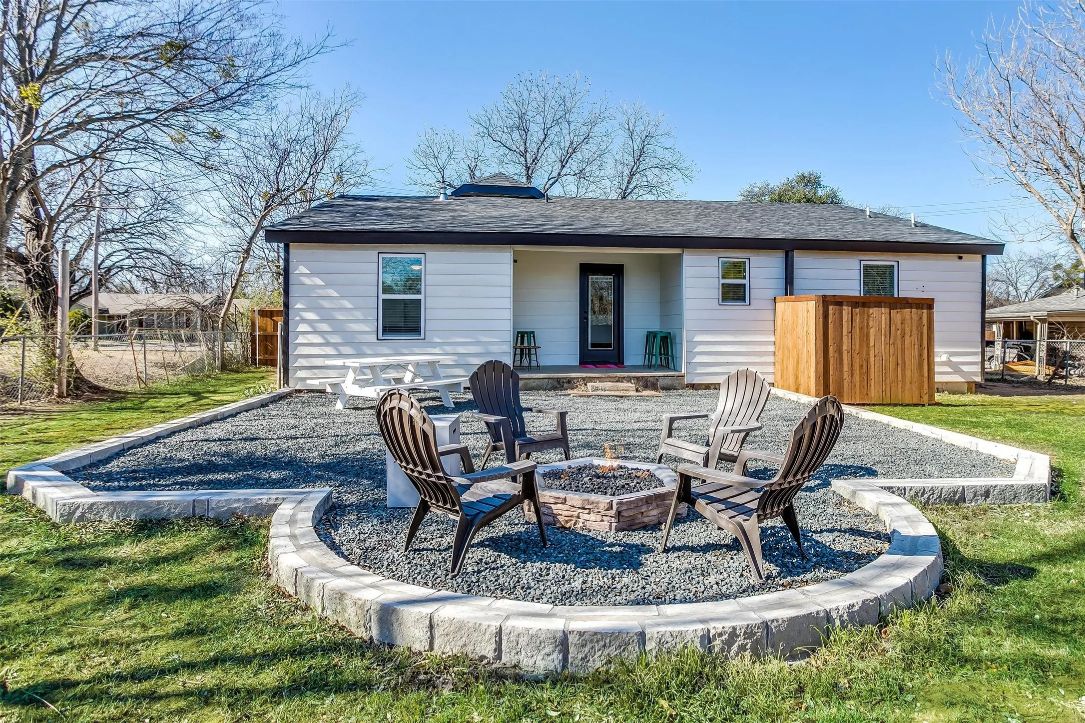 Single Family Residence For Sale in Hood County , 323 S Hannaford Street, Granbury, Texas 76048, 3 Bedroom, 2 Bathroom, 3 Garage spaces, 1,600 Sqft, built in 1953, mls#21382230, Real Estate Agent in Granbury, Homes For Sale in Hood county, Homes For Sale in Granbury, Realtor in Granbury Texas, Real Estate Brokerage Independent Realty Texas, Luminita Cordes Realtor