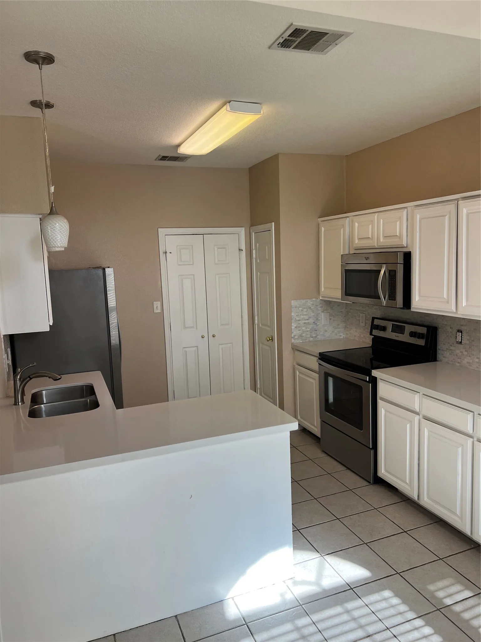 Single Family Residence For Rent in Denton County , 902 Brose Drive, Lewisville, Texas 75067, 3 Bedroom, 3 Bathroom, 2 Garage spaces, 1,453 Sqft, built in 1999, mls#21382240, Real Estate Agent in Lewisville, Homes For Rent in Denton county, Homes For Rent in Lewisville, Realtor in Lewisville Texas, Real Estate Brokerage Independent Realty Texas, Luminita Cordes Realtor