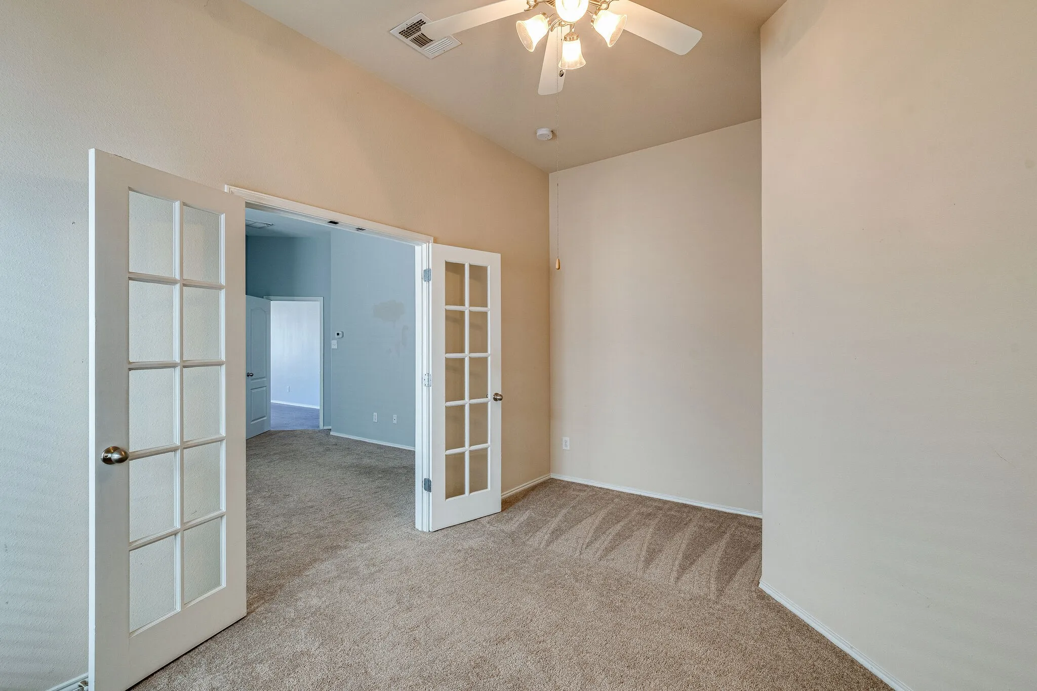 Vaulted ceiling with a ceiling fan light fixture