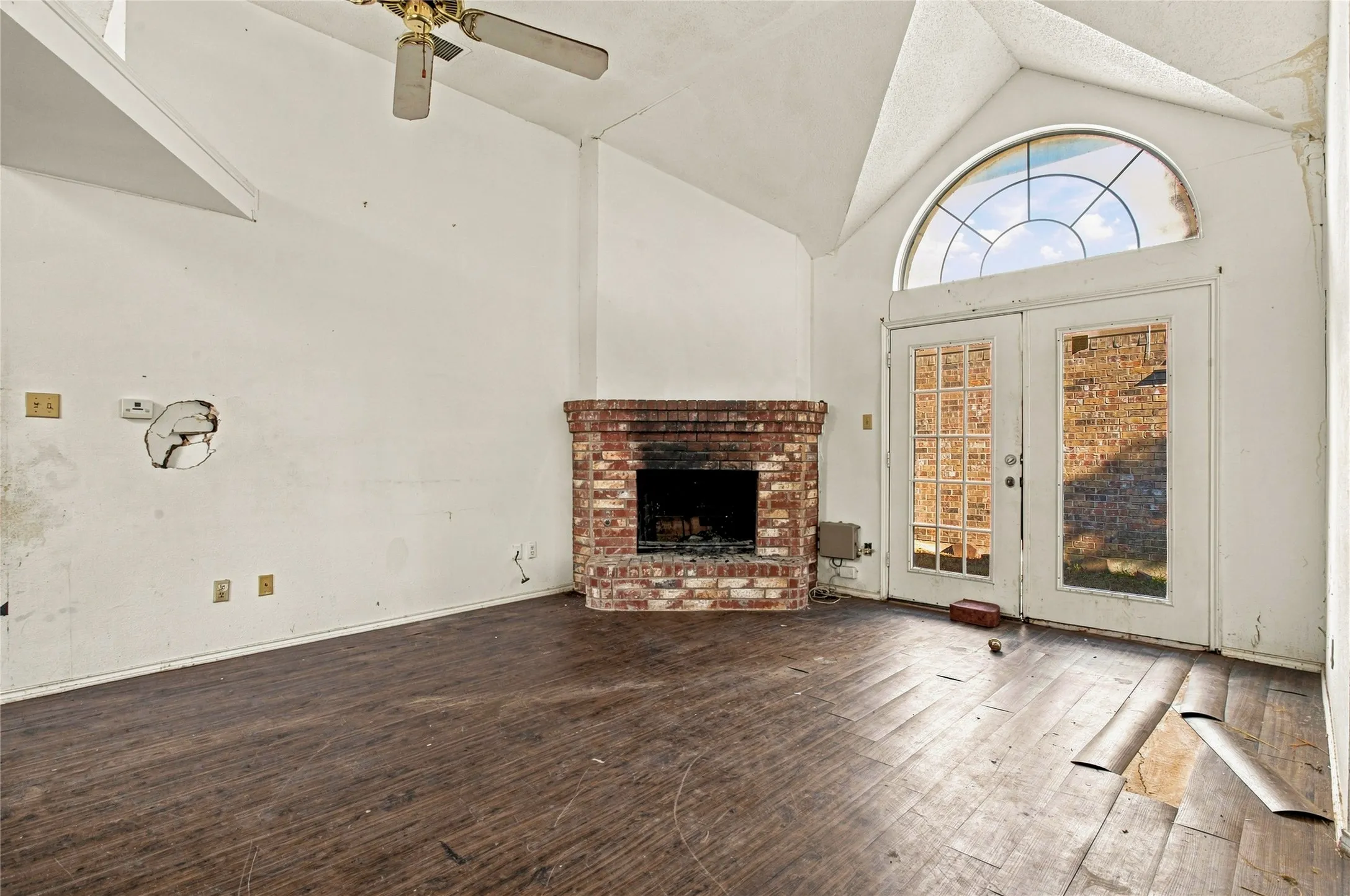 Single Family Residence For Sale in Dallas County , 6501 White Oak Drive, Rowlett, Texas 75089, 2 Bedroom, 2 Bathroom, 2 Garage spaces, 1,354 Sqft, built in 1990, mls#21381732, Real Estate Agent in Rowlett, Homes For Sale in Dallas county, Homes For Sale in Rowlett, Realtor in Rowlett Texas, Real Estate Brokerage Independent Realty Texas, Luminita Cordes Realtor