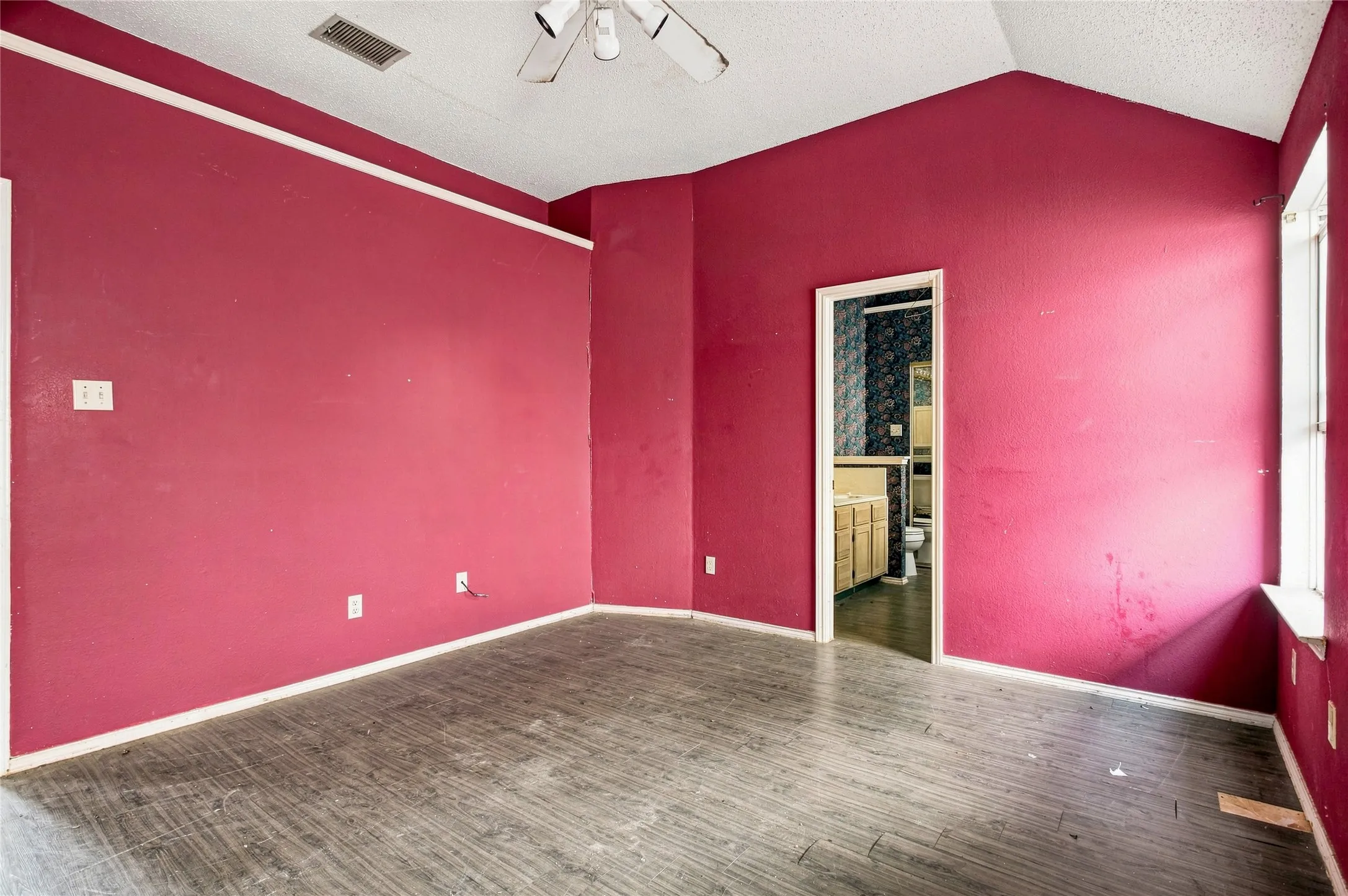 Single Family Residence For Sale in Dallas County , 6501 White Oak Drive, Rowlett, Texas 75089, 2 Bedroom, 2 Bathroom, 2 Garage spaces, 1,354 Sqft, built in 1990, mls#21381732, Real Estate Agent in Rowlett, Homes For Sale in Dallas county, Homes For Sale in Rowlett, Realtor in Rowlett Texas, Real Estate Brokerage Independent Realty Texas, Luminita Cordes Realtor