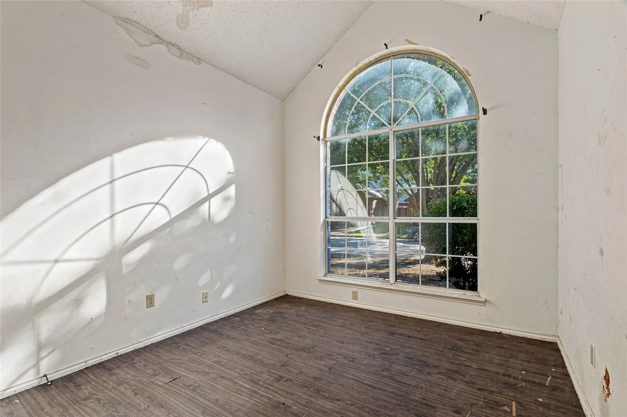 Single Family Residence For Sale in Dallas County , 6501 White Oak Drive, Rowlett, Texas 75089, 2 Bedroom, 2 Bathroom, 2 Garage spaces, 1,354 Sqft, built in 1990, mls#21381732, Real Estate Agent in Rowlett, Homes For Sale in Dallas county, Homes For Sale in Rowlett, Realtor in Rowlett Texas, Real Estate Brokerage Independent Realty Texas, Luminita Cordes Realtor