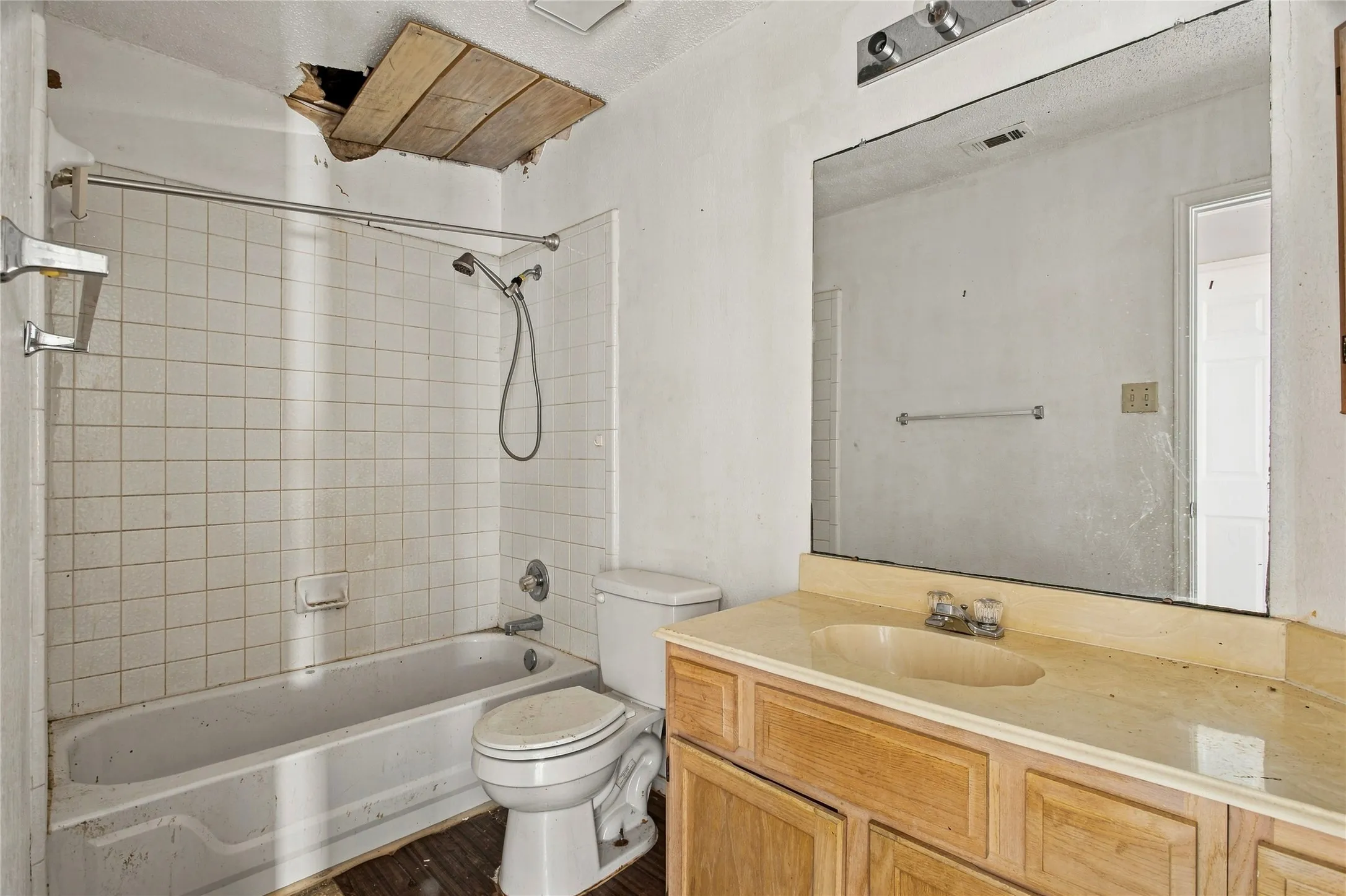 Single Family Residence For Sale in Dallas County , 6501 White Oak Drive, Rowlett, Texas 75089, 2 Bedroom, 2 Bathroom, 2 Garage spaces, 1,354 Sqft, built in 1990, mls#21381732, Real Estate Agent in Rowlett, Homes For Sale in Dallas county, Homes For Sale in Rowlett, Realtor in Rowlett Texas, Real Estate Brokerage Independent Realty Texas, Luminita Cordes Realtor