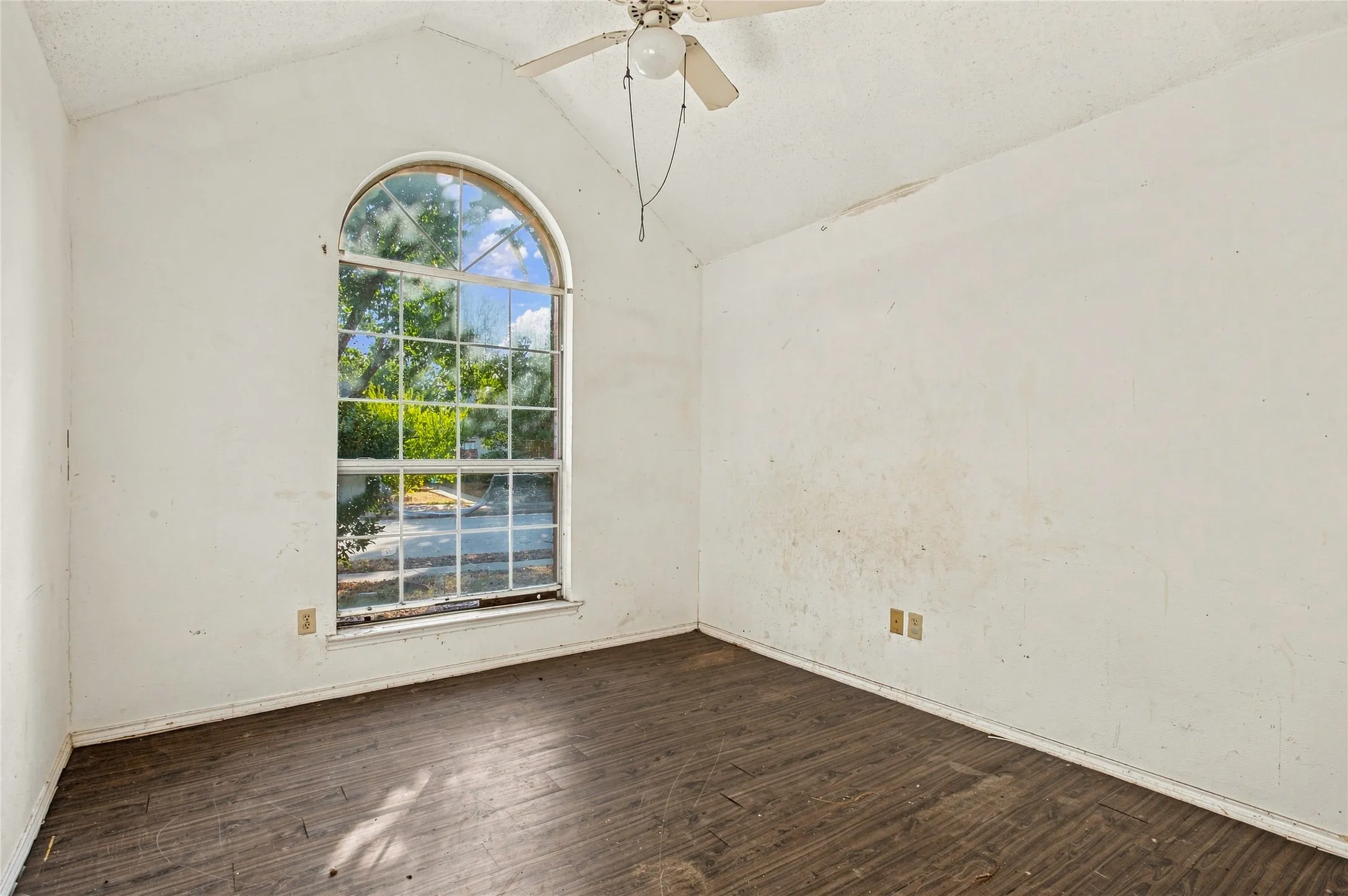 Single Family Residence For Sale in Dallas County , 6501 White Oak Drive, Rowlett, Texas 75089, 2 Bedroom, 2 Bathroom, 2 Garage spaces, 1,354 Sqft, built in 1990, mls#21381732, Real Estate Agent in Rowlett, Homes For Sale in Dallas county, Homes For Sale in Rowlett, Realtor in Rowlett Texas, Real Estate Brokerage Independent Realty Texas, Luminita Cordes Realtor