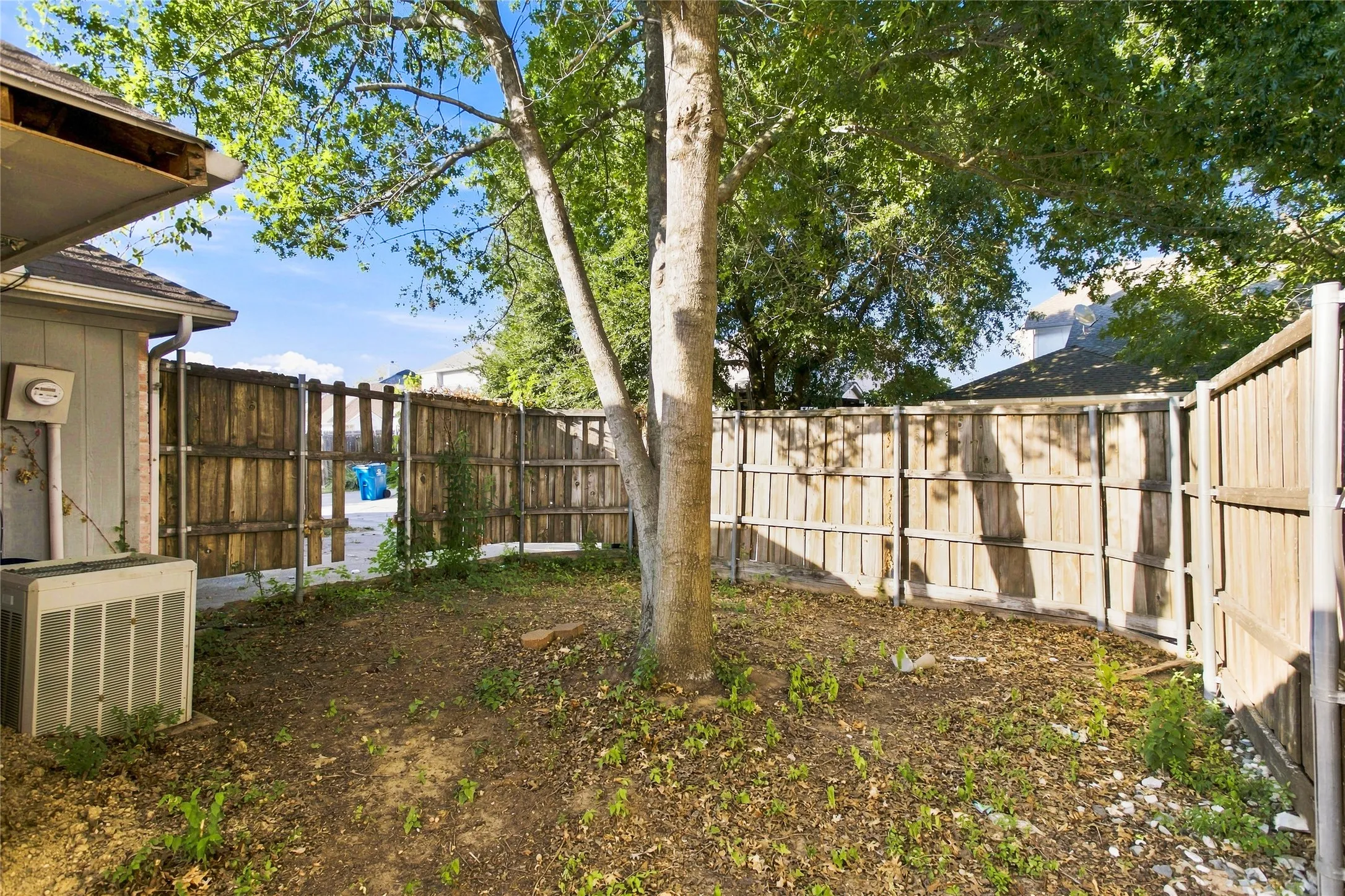 Single Family Residence For Sale in Dallas County , 6501 White Oak Drive, Rowlett, Texas 75089, 2 Bedroom, 2 Bathroom, 2 Garage spaces, 1,354 Sqft, built in 1990, mls#21381732, Real Estate Agent in Rowlett, Homes For Sale in Dallas county, Homes For Sale in Rowlett, Realtor in Rowlett Texas, Real Estate Brokerage Independent Realty Texas, Luminita Cordes Realtor
