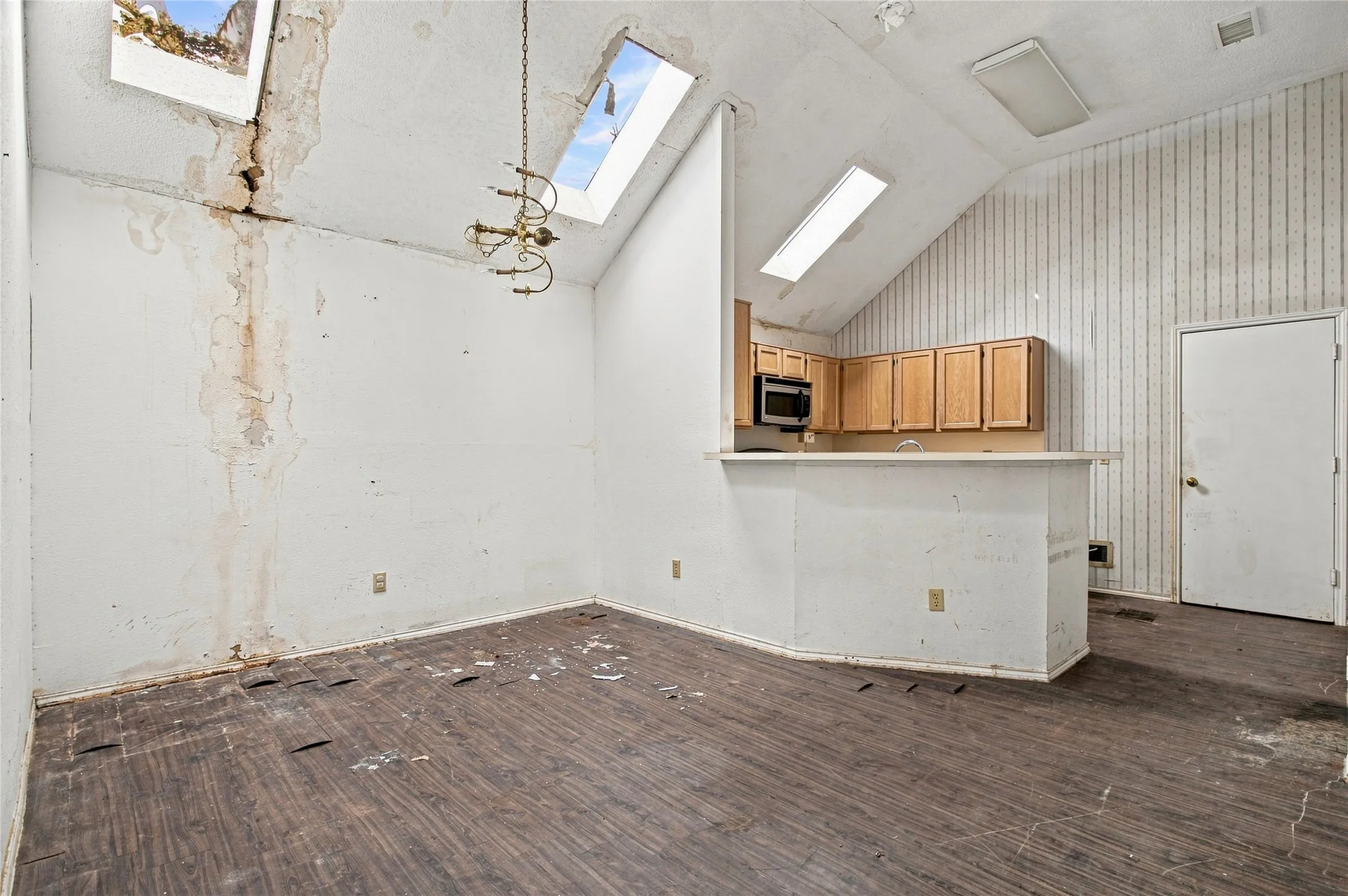 Single Family Residence For Sale in Dallas County , 6501 White Oak Drive, Rowlett, Texas 75089, 2 Bedroom, 2 Bathroom, 2 Garage spaces, 1,354 Sqft, built in 1990, mls#21381732, Real Estate Agent in Rowlett, Homes For Sale in Dallas county, Homes For Sale in Rowlett, Realtor in Rowlett Texas, Real Estate Brokerage Independent Realty Texas, Luminita Cordes Realtor