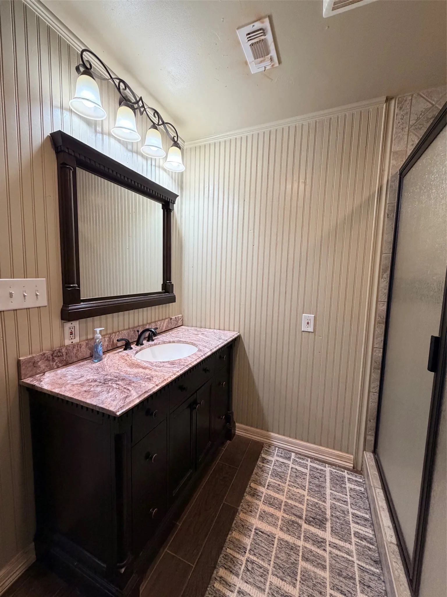 Single Family Residence For Sale in Comanche County , 160 Hogan Drive, Comanche, Texas 76442, 3 Bedroom, 3 Bathroom, 1 Garage spaces, 1,870 Sqft, built in 1977, mls#21382061, Real Estate Agent in Comanche, Homes For Sale in Comanche county, Homes For Sale in Comanche, Realtor in Comanche Texas, Real Estate Brokerage Independent Realty Texas, Luminita Cordes Realtor