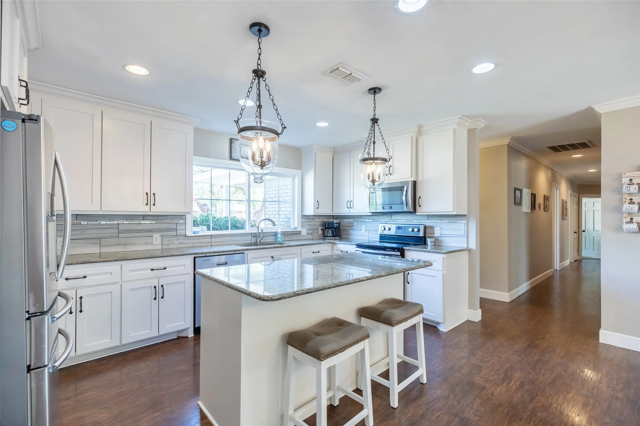 Single Family Residence For Sale in Taylor County , 1208 Lytle Way Circle, Abilene, Texas 79602, 3 Bedroom, 2 Bathroom, 2 Garage spaces, 2,499 Sqft, built in 1965, mls#21377118, Real Estate Agent in Abilene, Homes For Sale in Taylor county, Homes For Sale in Abilene, Realtor in Abilene Texas, Real Estate Brokerage Independent Realty Texas, Luminita Cordes Realtor