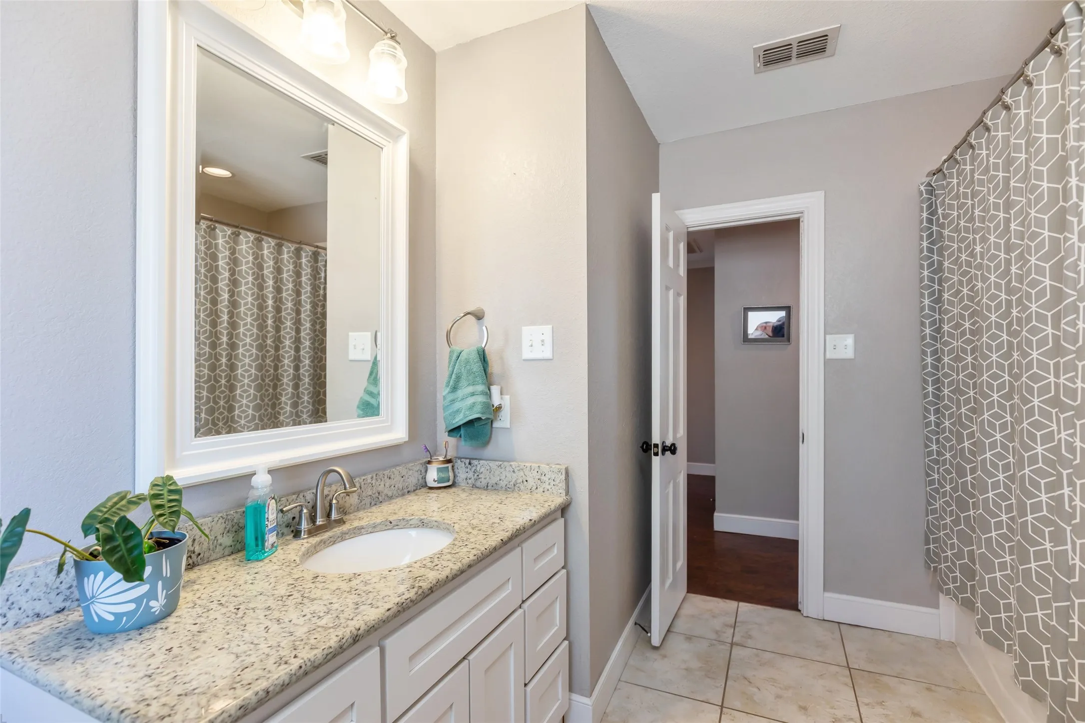 Single Family Residence For Sale in Taylor County , 1208 Lytle Way Circle, Abilene, Texas 79602, 3 Bedroom, 2 Bathroom, 2 Garage spaces, 2,499 Sqft, built in 1965, mls#21377118, Real Estate Agent in Abilene, Homes For Sale in Taylor county, Homes For Sale in Abilene, Realtor in Abilene Texas, Real Estate Brokerage Independent Realty Texas, Luminita Cordes Realtor