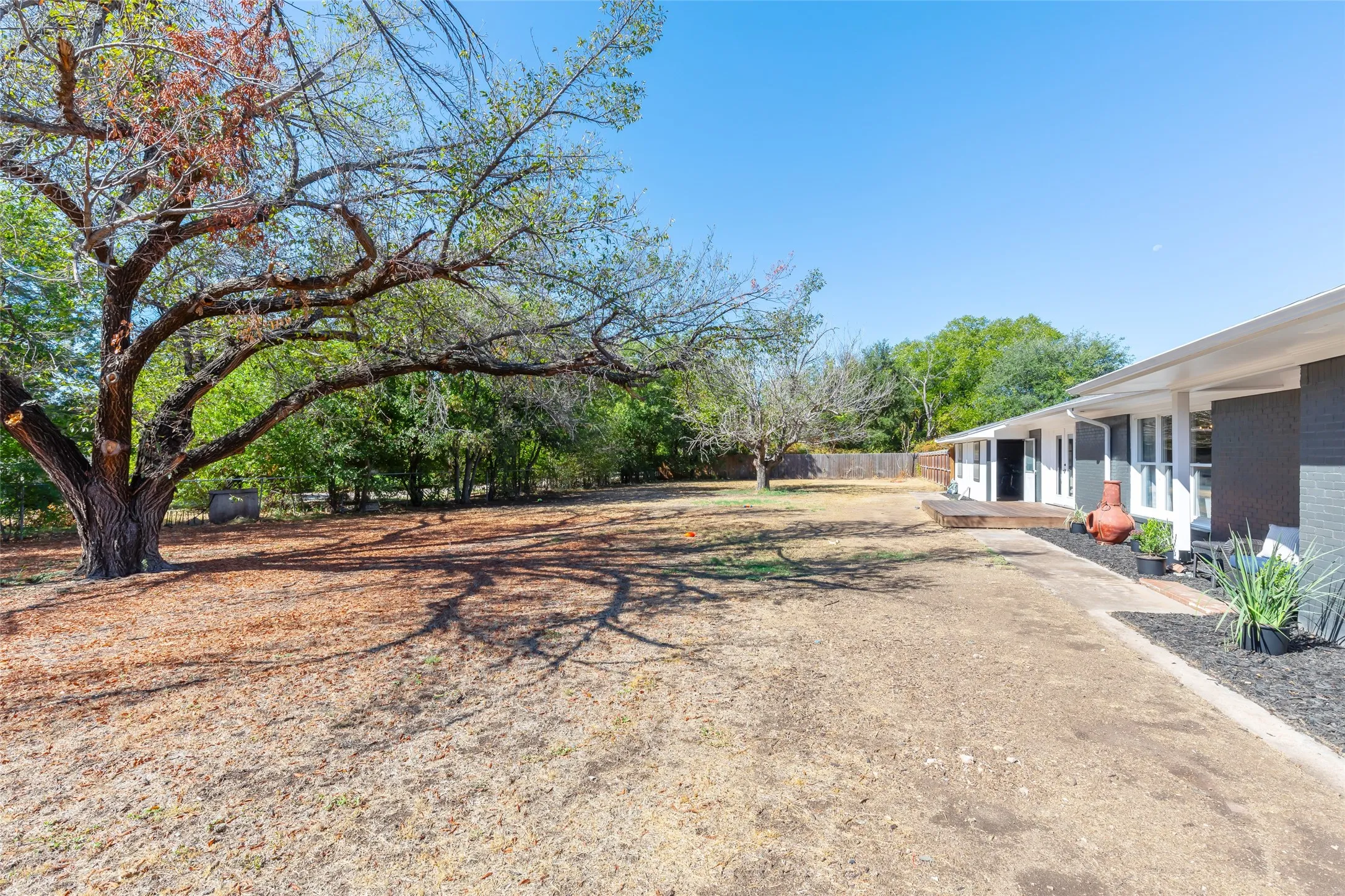 Single Family Residence For Sale in Taylor County , 1208 Lytle Way Circle, Abilene, Texas 79602, 3 Bedroom, 2 Bathroom, 2 Garage spaces, 2,499 Sqft, built in 1965, mls#21377118, Real Estate Agent in Abilene, Homes For Sale in Taylor county, Homes For Sale in Abilene, Realtor in Abilene Texas, Real Estate Brokerage Independent Realty Texas, Luminita Cordes Realtor