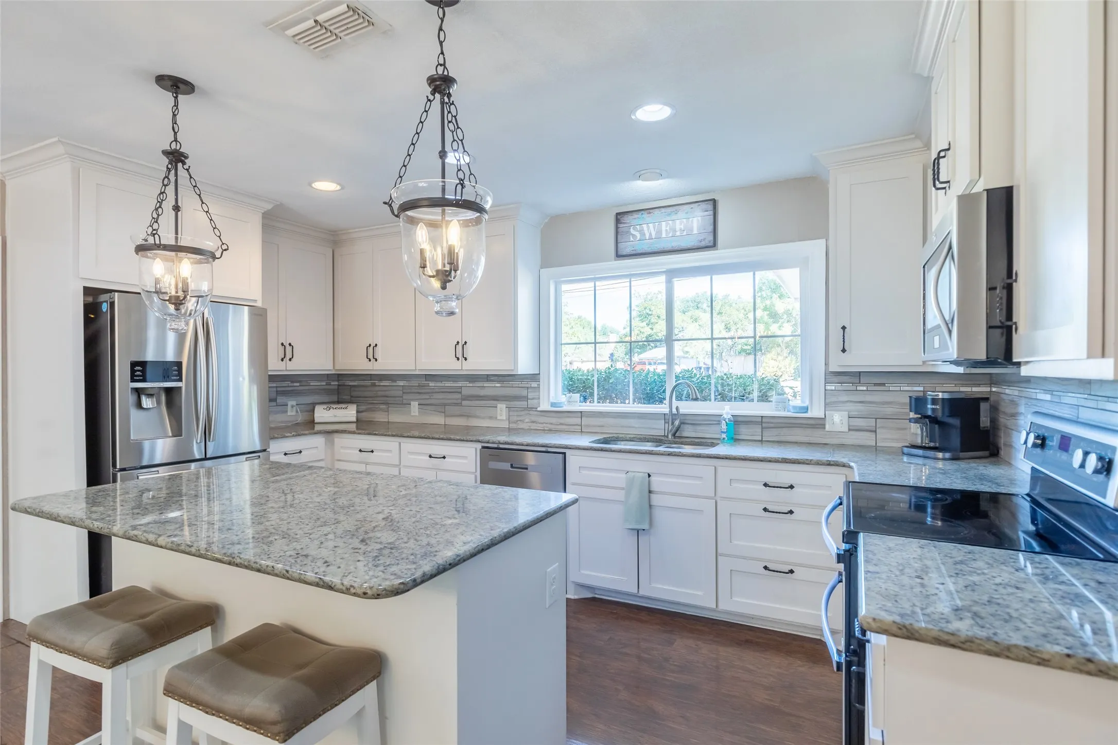 Single Family Residence For Sale in Taylor County , 1208 Lytle Way Circle, Abilene, Texas 79602, 3 Bedroom, 2 Bathroom, 2 Garage spaces, 2,499 Sqft, built in 1965, mls#21377118, Real Estate Agent in Abilene, Homes For Sale in Taylor county, Homes For Sale in Abilene, Realtor in Abilene Texas, Real Estate Brokerage Independent Realty Texas, Luminita Cordes Realtor