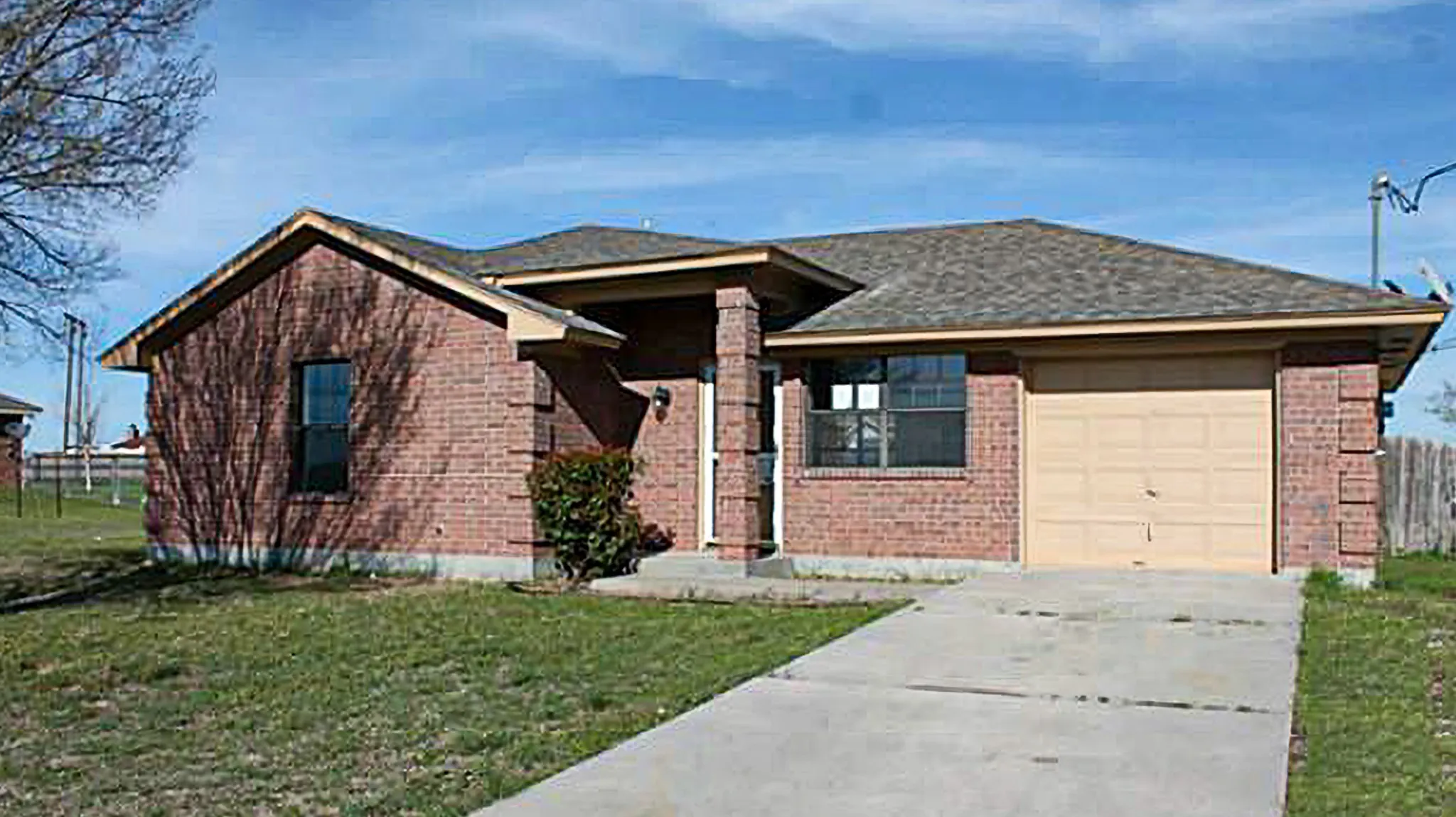 Single Family Residence For Rent in Wise County , 803 S Wickham Street, Alvord, Texas 76225, 3 Bedroom, 1 Bathroom, 1 Garage spaces, 1,066 Sqft, built in 1994, mls#21381340, Real Estate Agent in Alvord, Homes For Rent in Wise county, Homes For Rent in Alvord, Realtor in Alvord Texas, Real Estate Brokerage Independent Realty Texas, Luminita Cordes Realtor