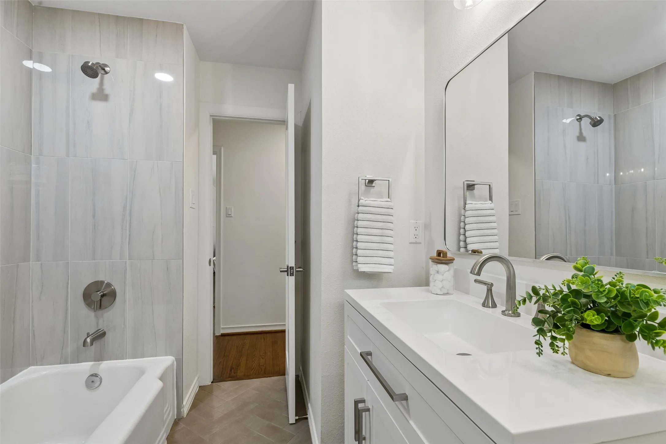 Single Family Residence For Sale in Dallas County , 155 Bon Aire Drive, Dallas, Texas 75218, 3 Bedroom, 2 Bathroom, 1 Garage spaces, 1,330 Sqft, built in 1955, mls#21380073, Real Estate Agent in Dallas, Homes For Sale in Dallas county, Homes For Sale in Dallas, Realtor in Dallas Texas, Real Estate Brokerage Independent Realty Texas, Luminita Cordes Realtor