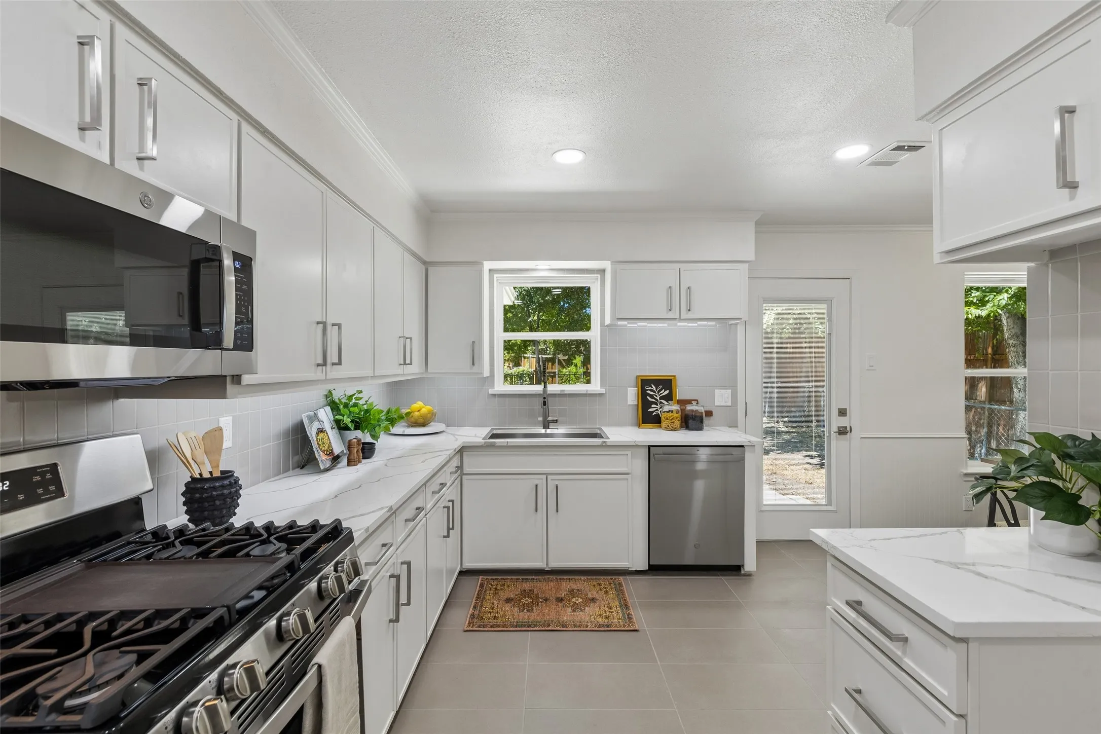 Single Family Residence For Sale in Dallas County , 155 Bon Aire Drive, Dallas, Texas 75218, 3 Bedroom, 2 Bathroom, 1 Garage spaces, 1,330 Sqft, built in 1955, mls#21380073, Real Estate Agent in Dallas, Homes For Sale in Dallas county, Homes For Sale in Dallas, Realtor in Dallas Texas, Real Estate Brokerage Independent Realty Texas, Luminita Cordes Realtor