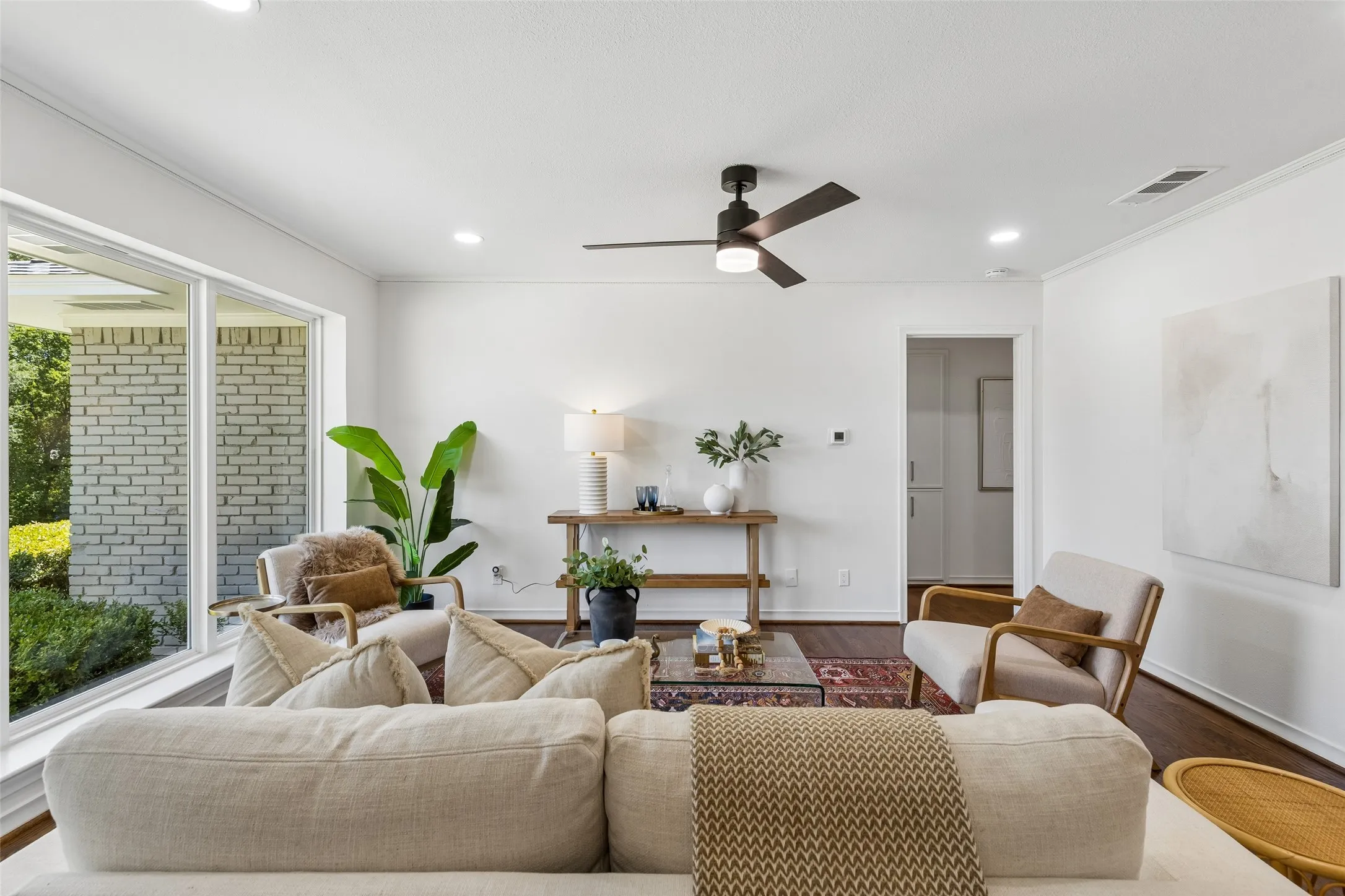 Single Family Residence For Sale in Dallas County , 155 Bon Aire Drive, Dallas, Texas 75218, 3 Bedroom, 2 Bathroom, 1 Garage spaces, 1,330 Sqft, built in 1955, mls#21380073, Real Estate Agent in Dallas, Homes For Sale in Dallas county, Homes For Sale in Dallas, Realtor in Dallas Texas, Real Estate Brokerage Independent Realty Texas, Luminita Cordes Realtor