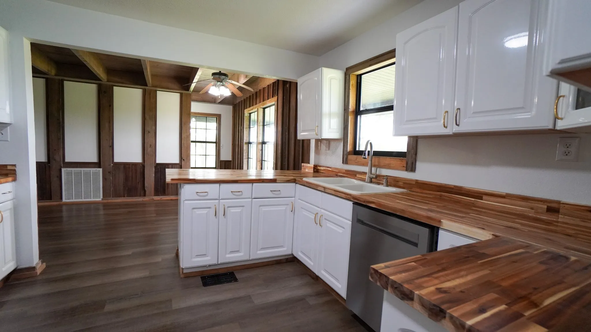 Single Family Residence For Rent in Kaufman County , 6700 Colquitt Road, Terrell, Texas 75160, 4 Bedroom, 2 Bathroom, Garage spaces, 2,345 Sqft, built in 1985, mls#21381706, Real Estate Agent in Terrell, Homes For Rent in Kaufman county, Homes For Rent in Terrell, Realtor in Terrell Texas, Real Estate Brokerage Independent Realty Texas, Luminita Cordes Realtor