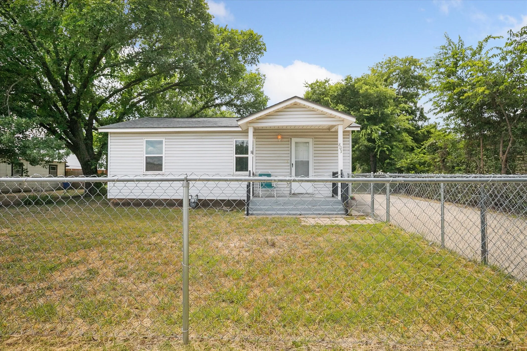 Single Family Residence For Rent in Tarrant County , 805 Ronald Street, White Settlement, Texas 76108, 2 Bedroom, 1 Bathroom, Garage spaces, 720 Sqft, built in 1949, mls#21381986, Real Estate Agent in White Settlement, Homes For Rent in Tarrant county, Homes For Rent in White Settlement, Realtor in White Settlement Texas, Real Estate Brokerage Independent Realty Texas, Luminita Cordes Realtor