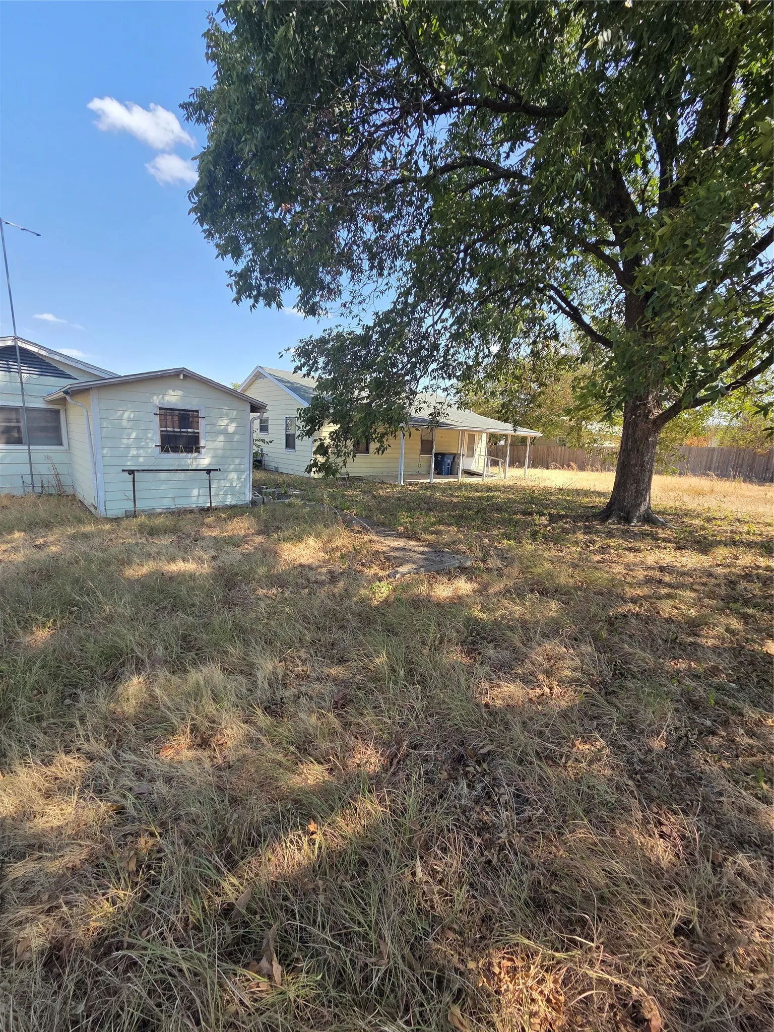 Single Family Residence For Sale in Dallas County , 2636 Gadberry Drive, Dallas, Texas 75241, 3 Bedroom, 1 Bathroom, 2 Garage spaces, 978 Sqft, built in 1959, mls#21382290, Real Estate Agent in Dallas, Homes For Sale in Dallas county, Homes For Sale in Dallas, Realtor in Dallas Texas, Real Estate Brokerage Independent Realty Texas, Luminita Cordes Realtor