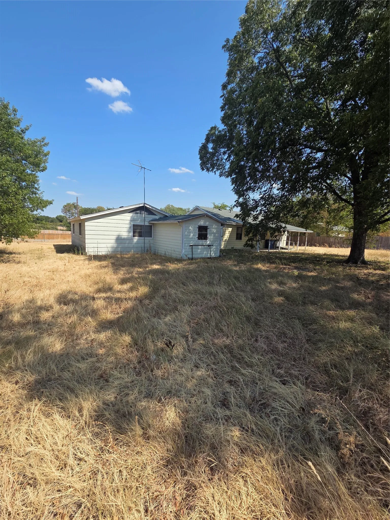 Single Family Residence For Sale in Dallas County , 2636 Gadberry Drive, Dallas, Texas 75241, 3 Bedroom, 1 Bathroom, 2 Garage spaces, 978 Sqft, built in 1959, mls#21382290, Real Estate Agent in Dallas, Homes For Sale in Dallas county, Homes For Sale in Dallas, Realtor in Dallas Texas, Real Estate Brokerage Independent Realty Texas, Luminita Cordes Realtor